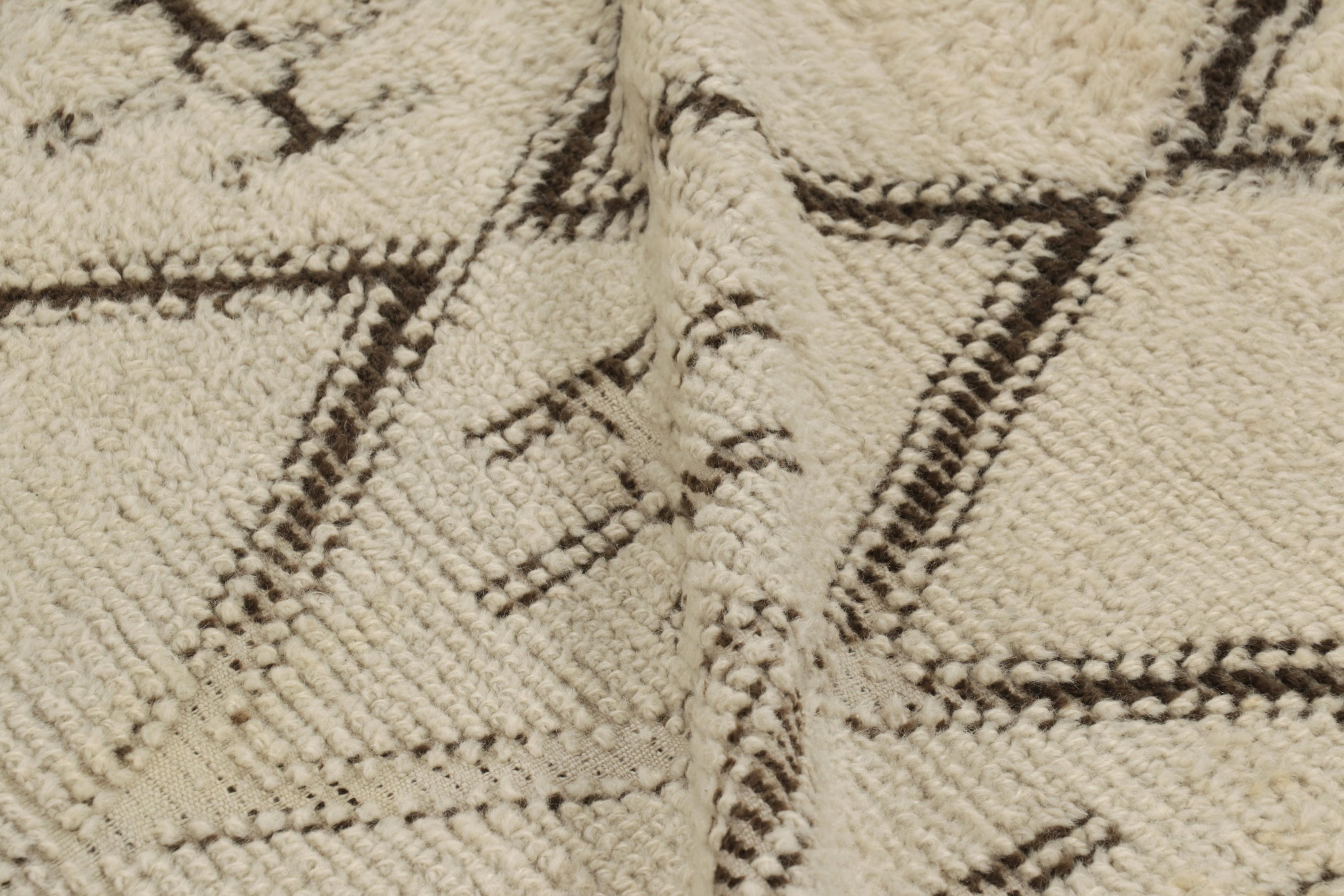 Marokkanischer Vintage-Teppich, weiß mit schwarzen Rautenmustern - Rug & Kilim im Angebot 1