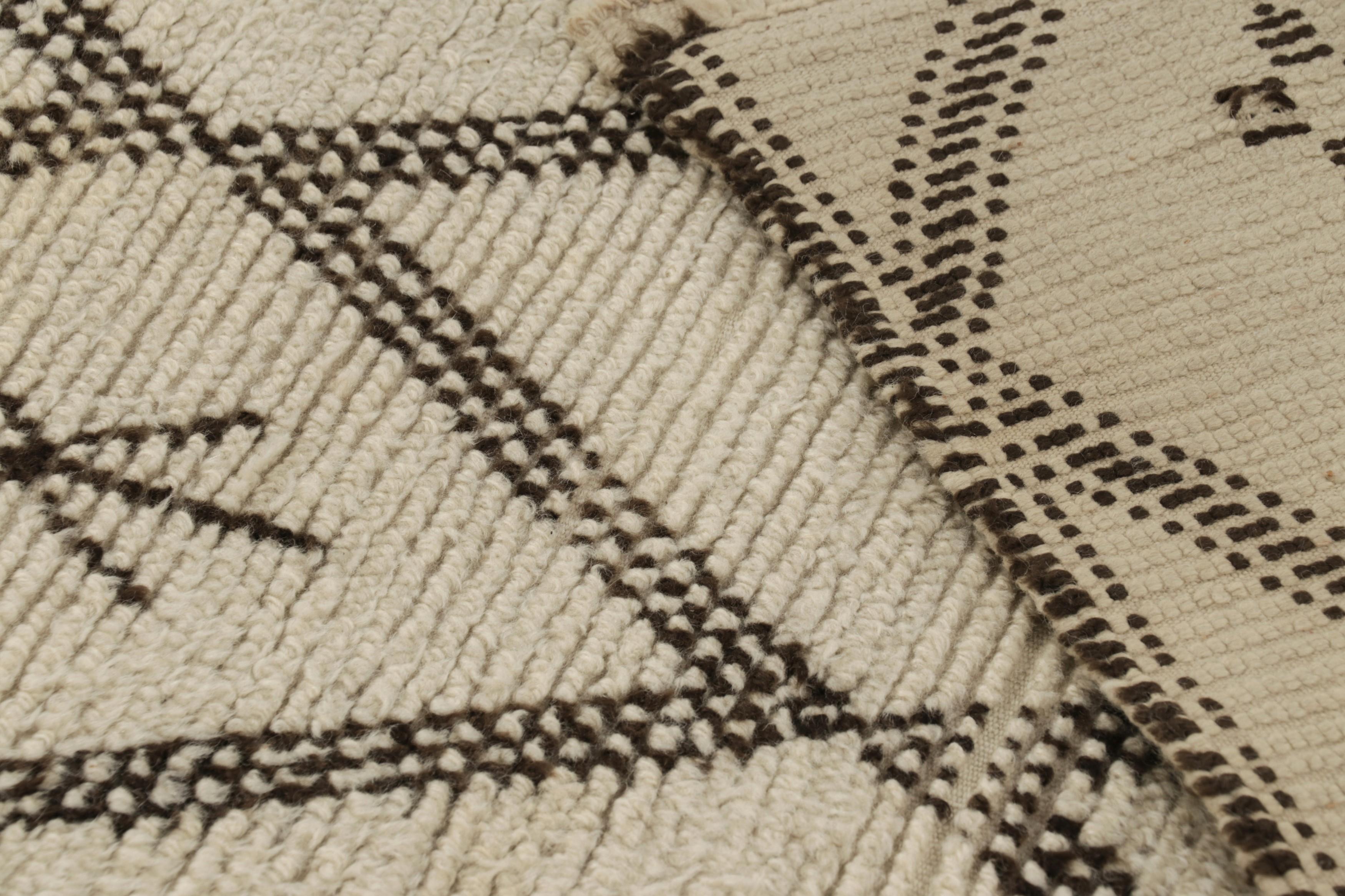 Marokkanischer Vintage-Teppich, weiß mit schwarzen Rautenmustern - Rug & Kilim im Angebot 2