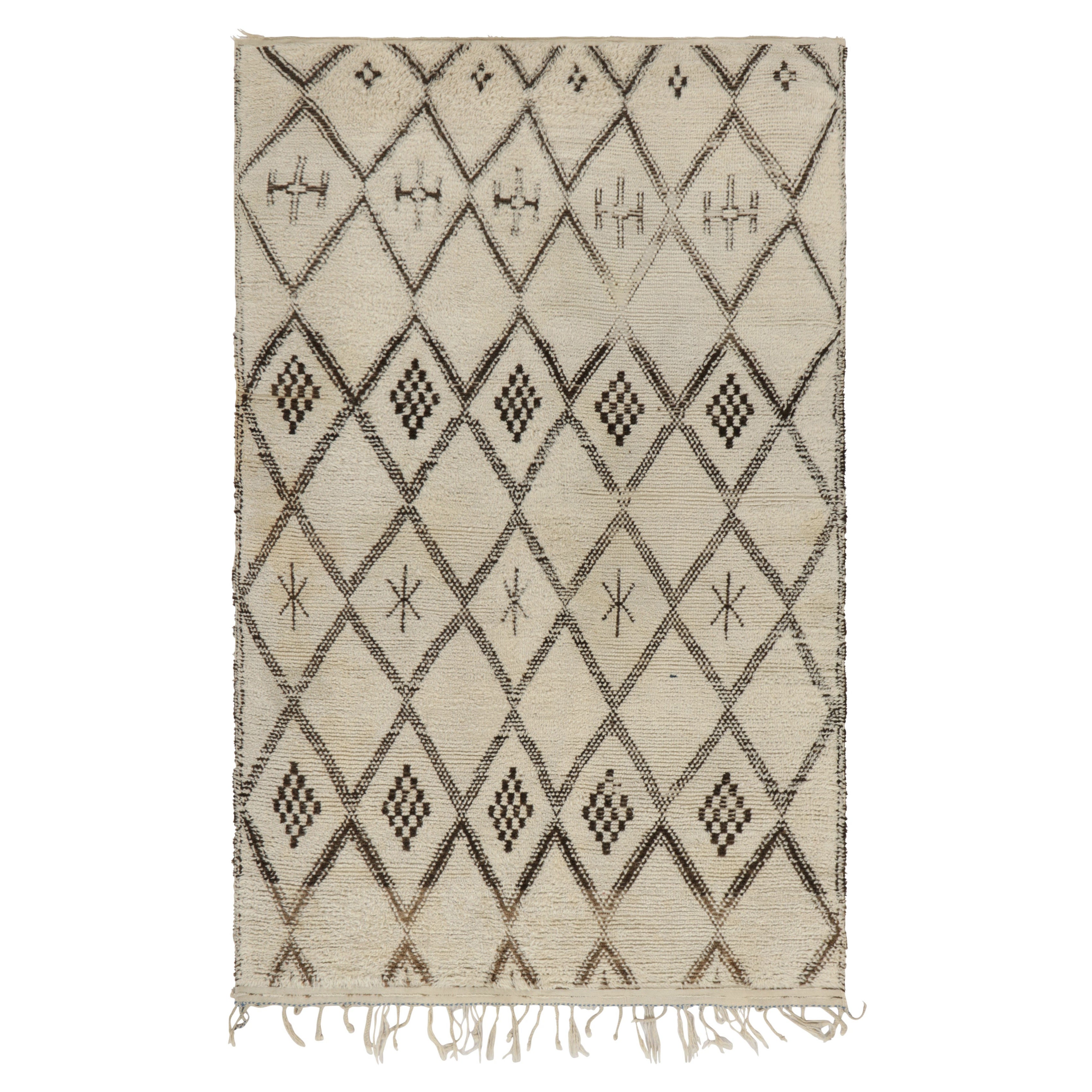 Marokkanischer Vintage-Teppich, weiß mit schwarzen Rautenmustern - Rug & Kilim im Angebot