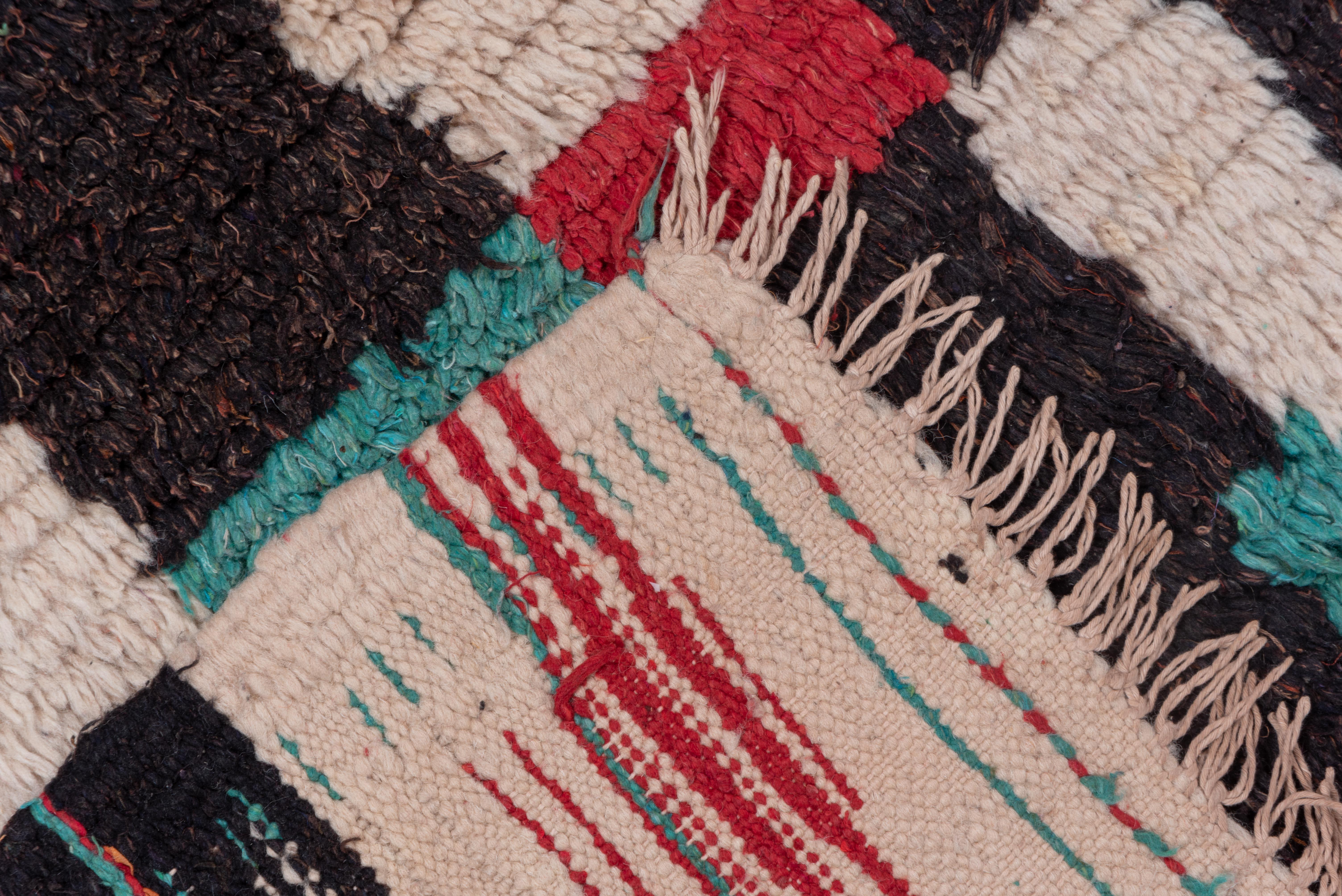 Alfombra marroquí vintage con diseño abstracto de damero siglo XX en venta