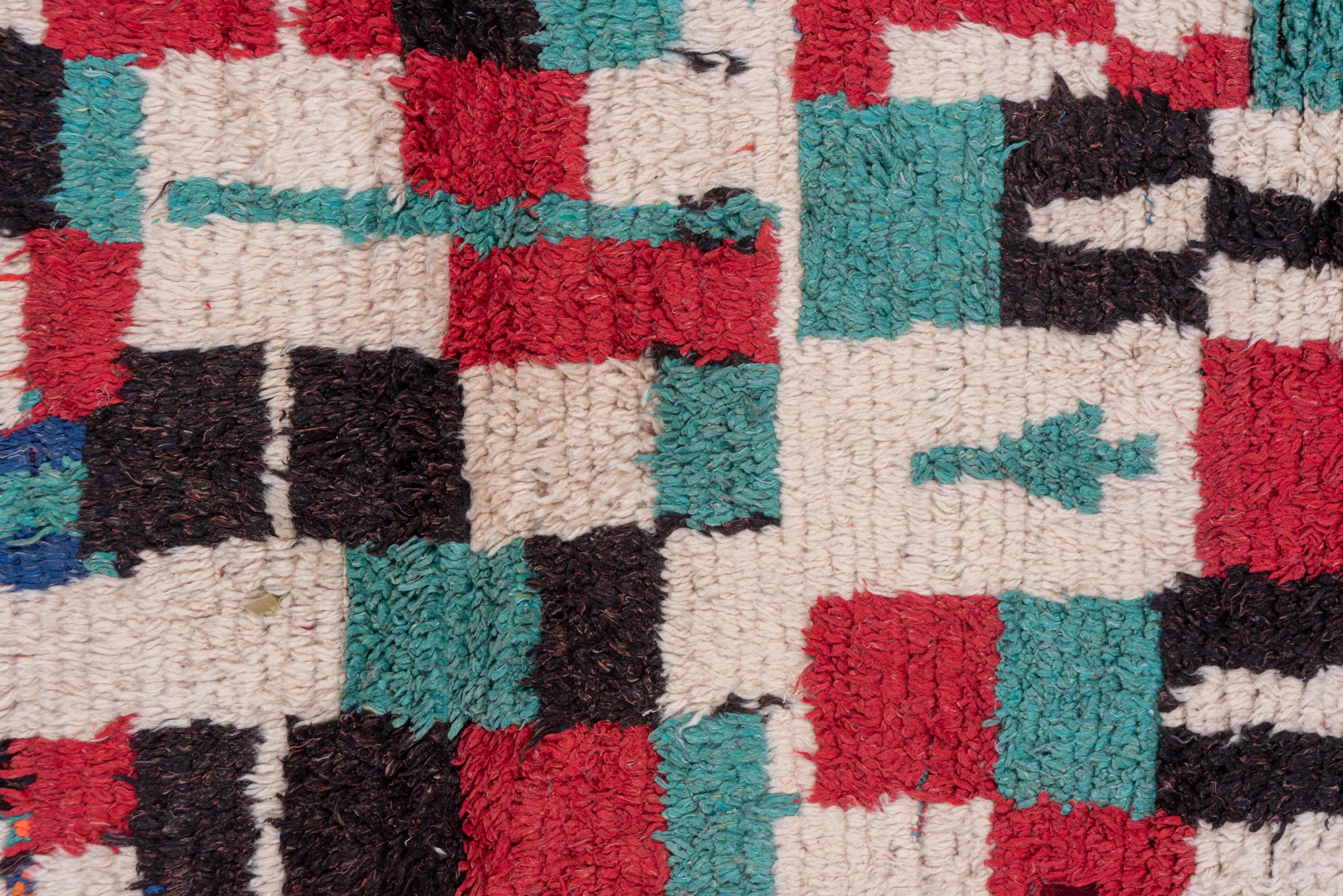 Alfombra marroquí vintage con diseño abstracto de damero en venta 1