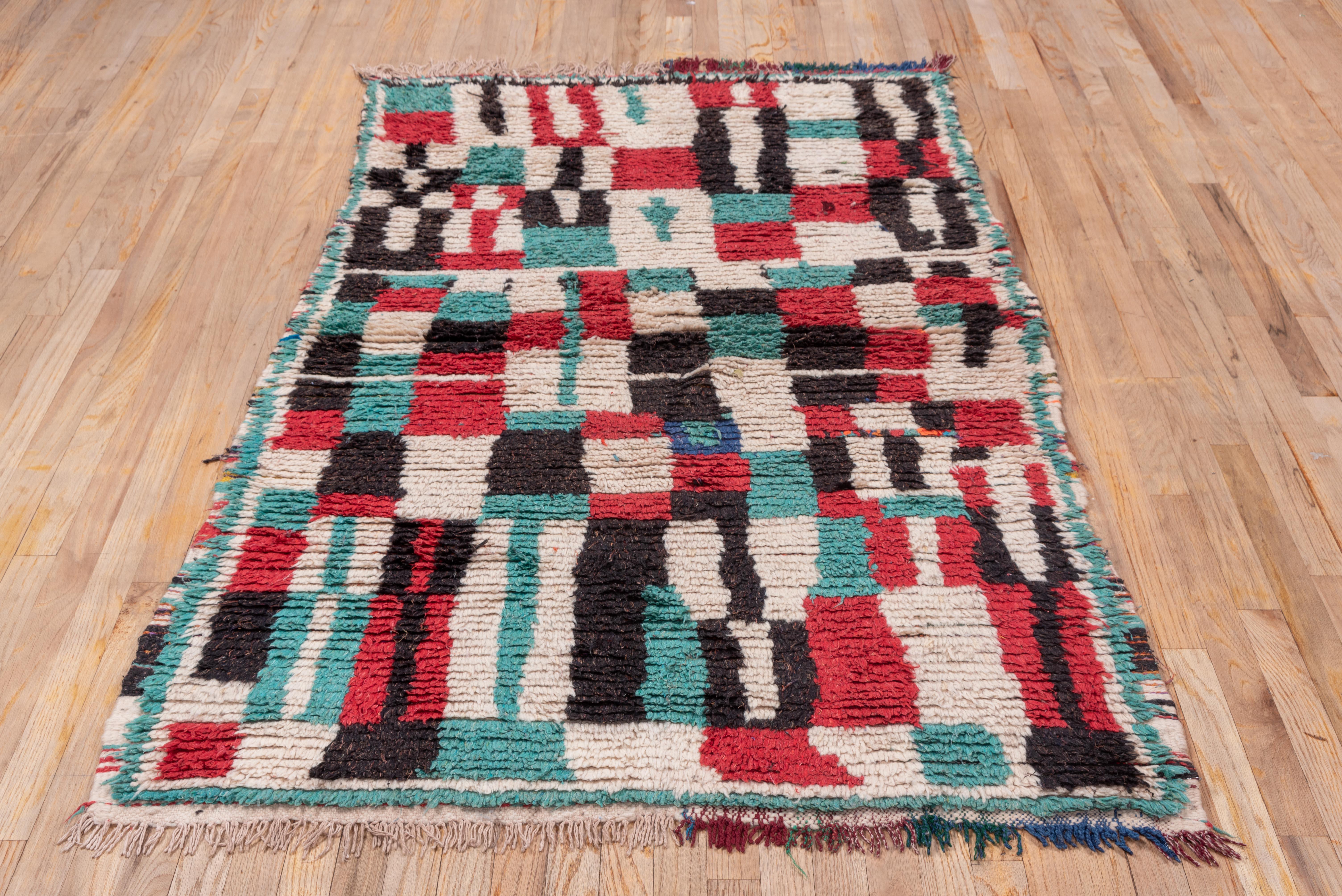 Alfombra marroquí vintage con diseño abstracto de damero en venta 2