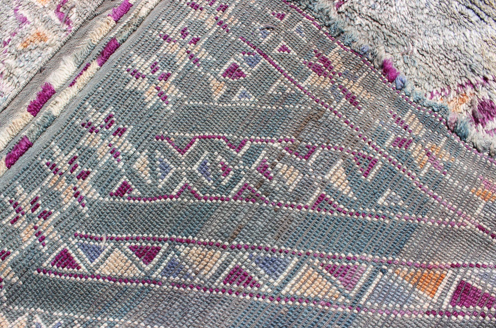 Tapis marocain vintage avec motif tribal sur toute sa surface dans des tons bleus/verts en vente 2