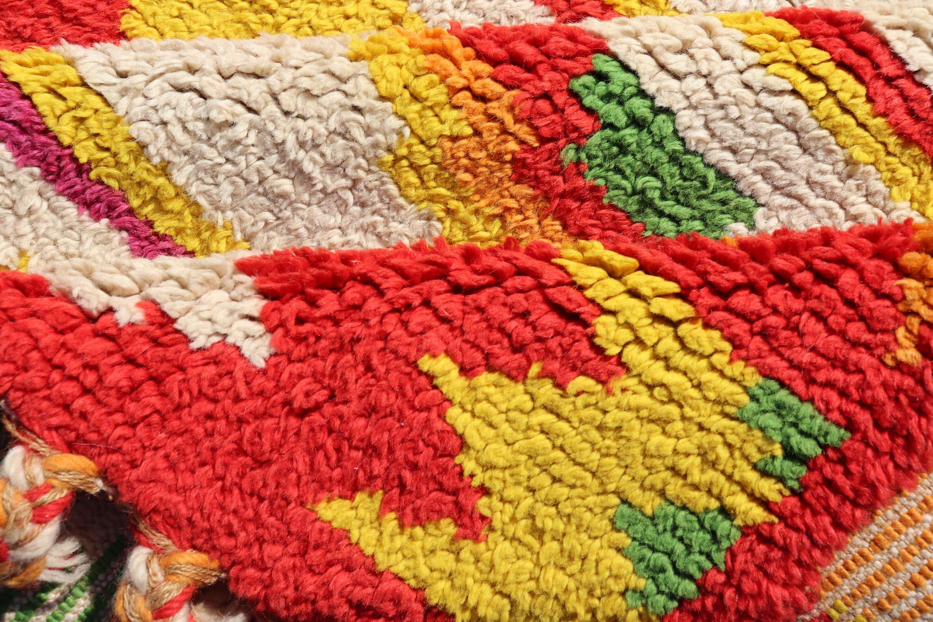 Tapis marocain vintage avec motif tribal sur toute sa surface rouge, vert et jaune en vente 3