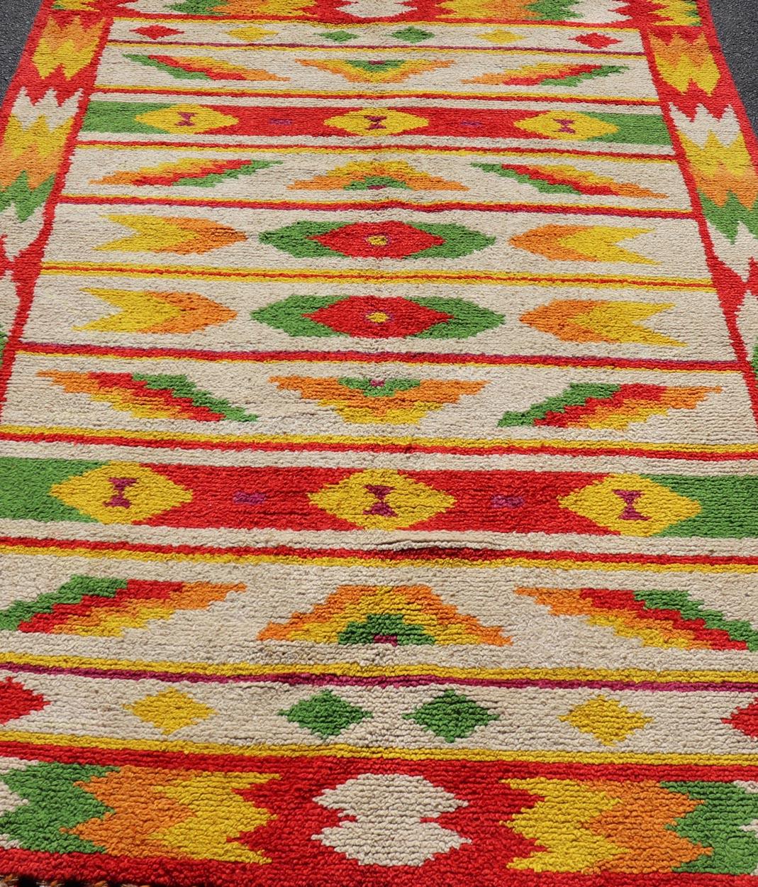 Tapis marocain vintage avec motif tribal sur toute sa surface rouge, vert et jaune en vente 4
