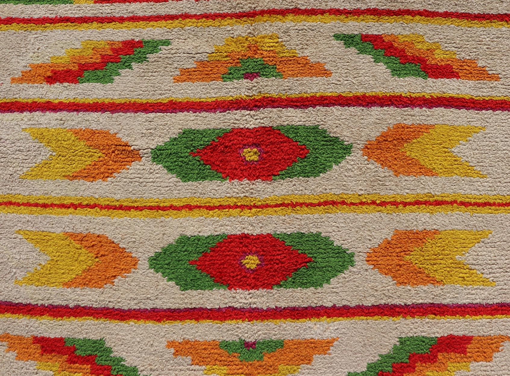 Marokkanischer Vintage-Teppich mit All-Over-Stammesmotiv-Muster in Rot, Grün und Gelb (Stammeskunst) im Angebot