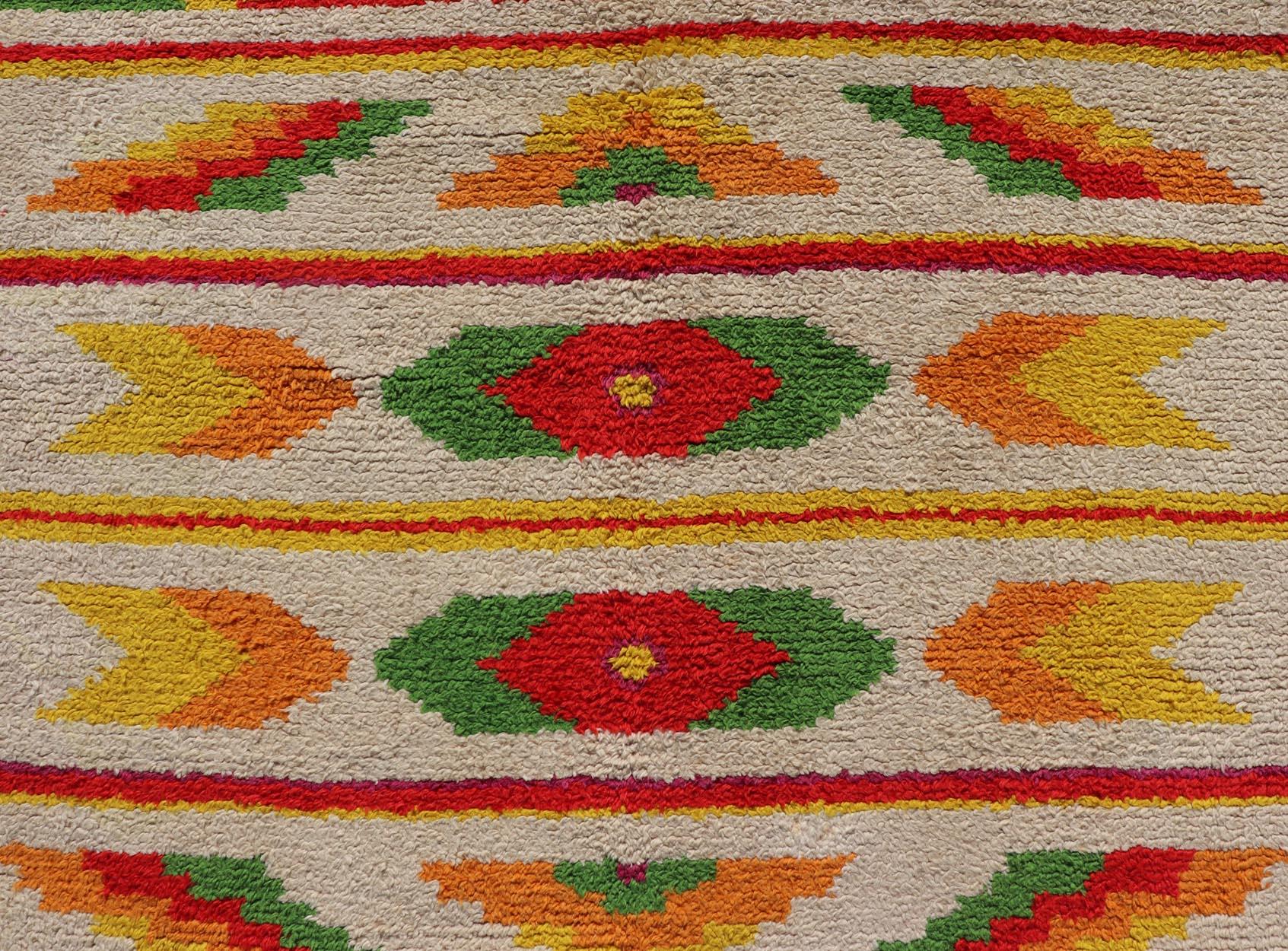 Tribal Tapis marocain vintage avec motif tribal sur toute sa surface rouge, vert et jaune en vente