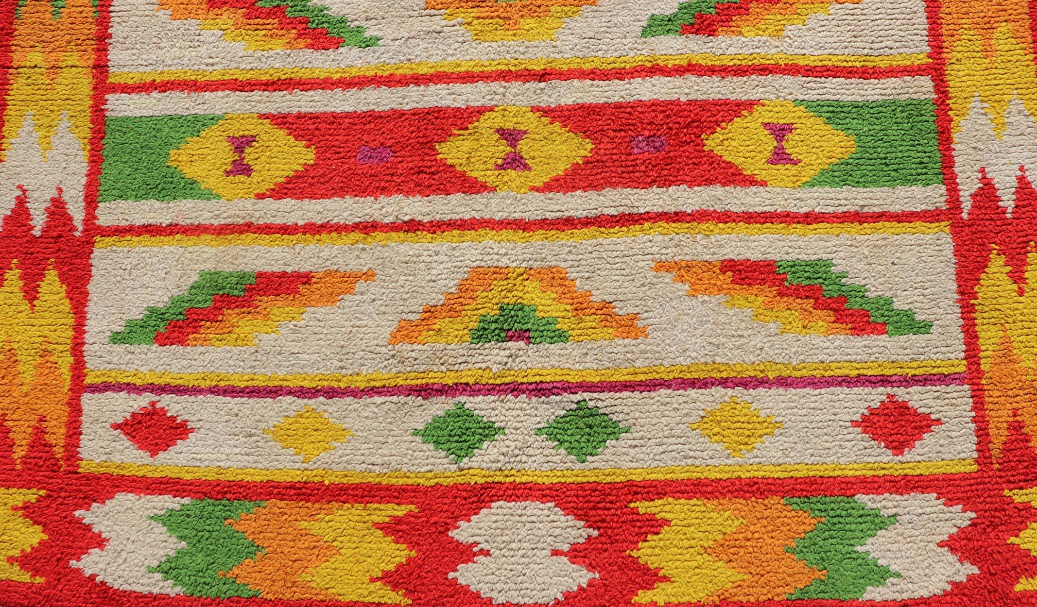 Marocain Tapis marocain vintage avec motif tribal sur toute sa surface rouge, vert et jaune en vente