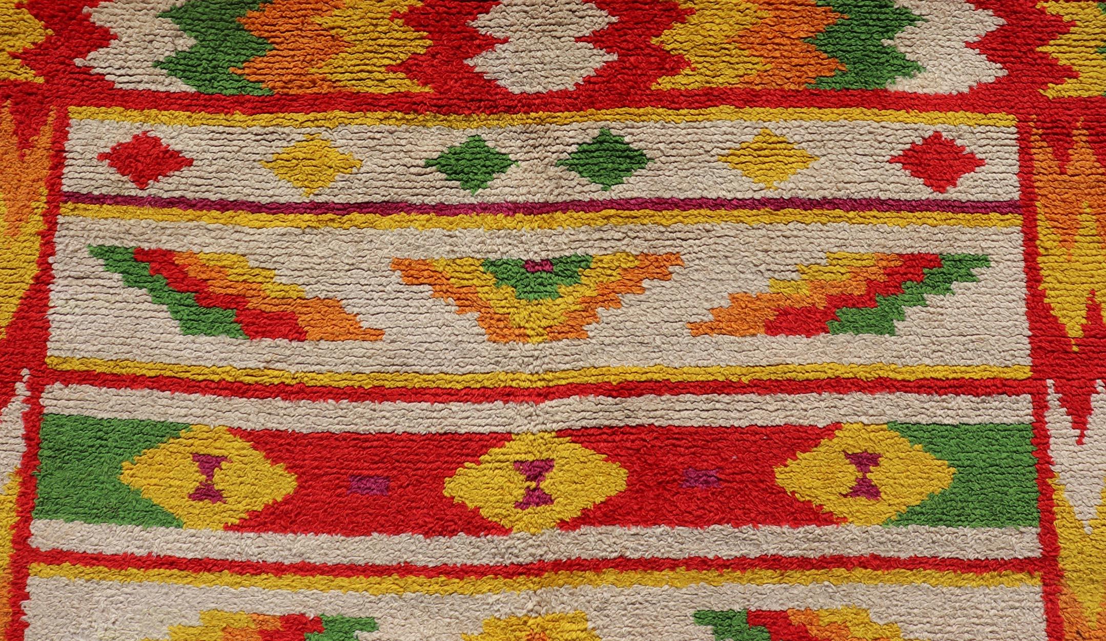 Noué à la main Tapis marocain vintage avec motif tribal sur toute sa surface rouge, vert et jaune en vente