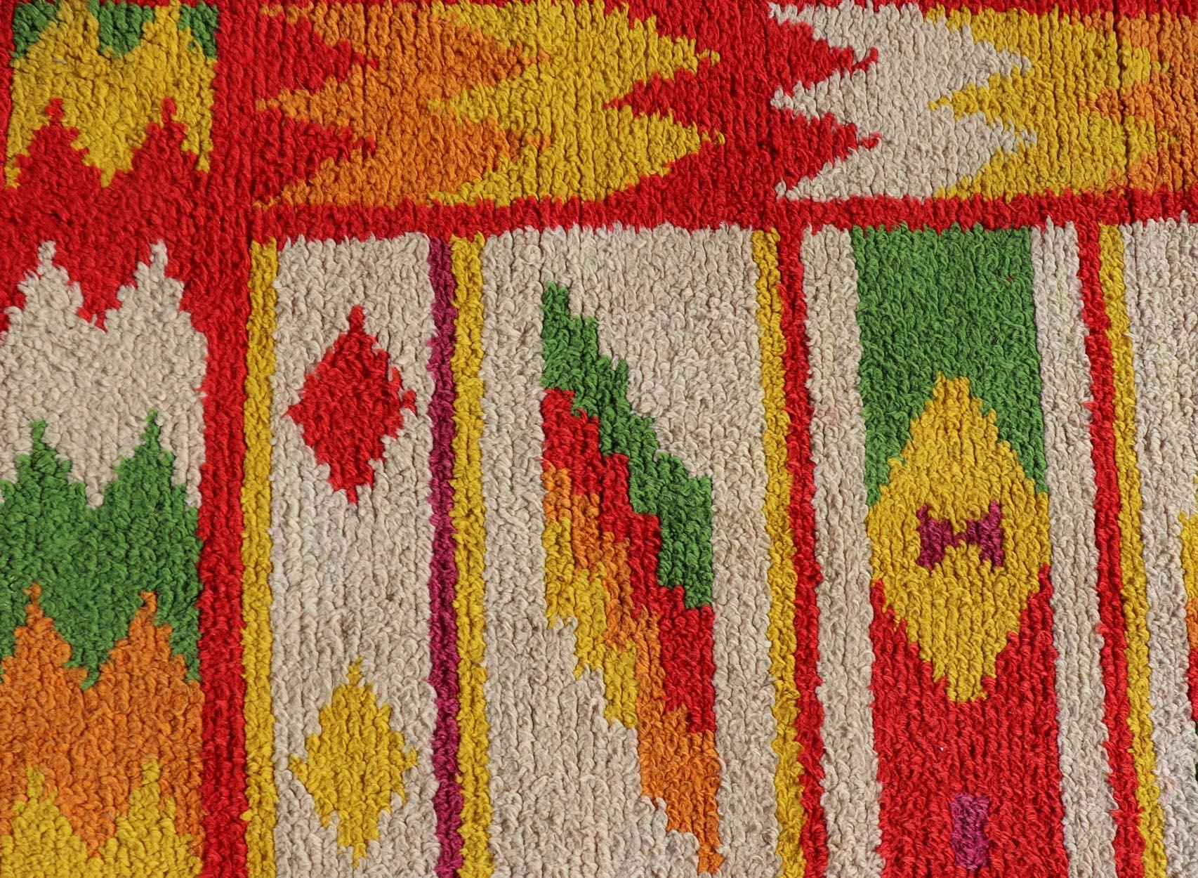 Tapis marocain vintage avec motif tribal sur toute sa surface rouge, vert et jaune Bon état - En vente à Atlanta, GA