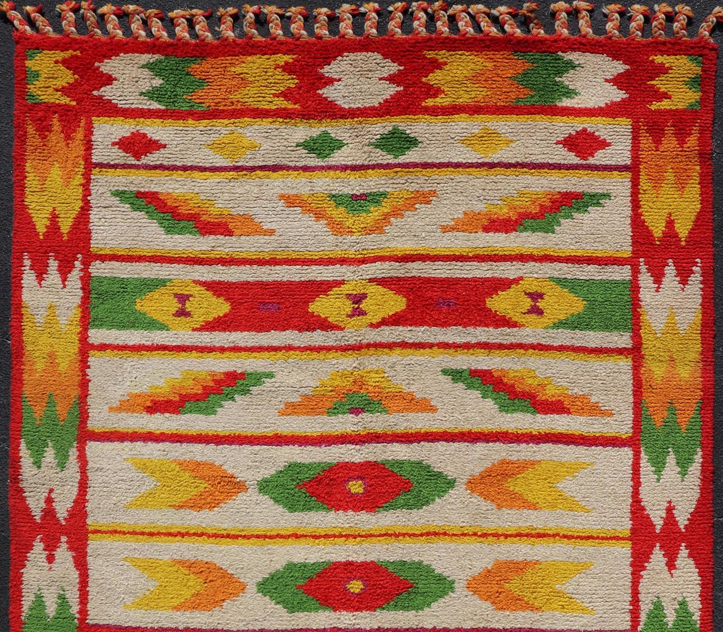 20ième siècle Tapis marocain vintage avec motif tribal sur toute sa surface rouge, vert et jaune en vente
