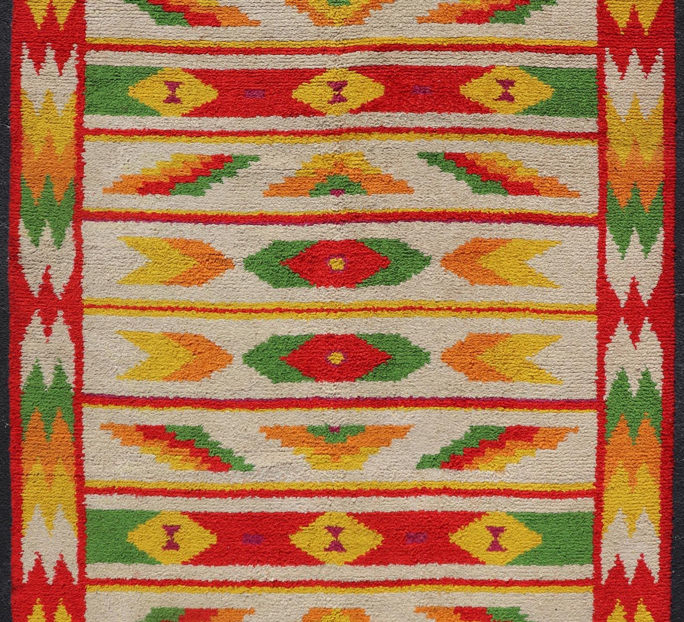 Laine Tapis marocain vintage avec motif tribal sur toute sa surface rouge, vert et jaune en vente