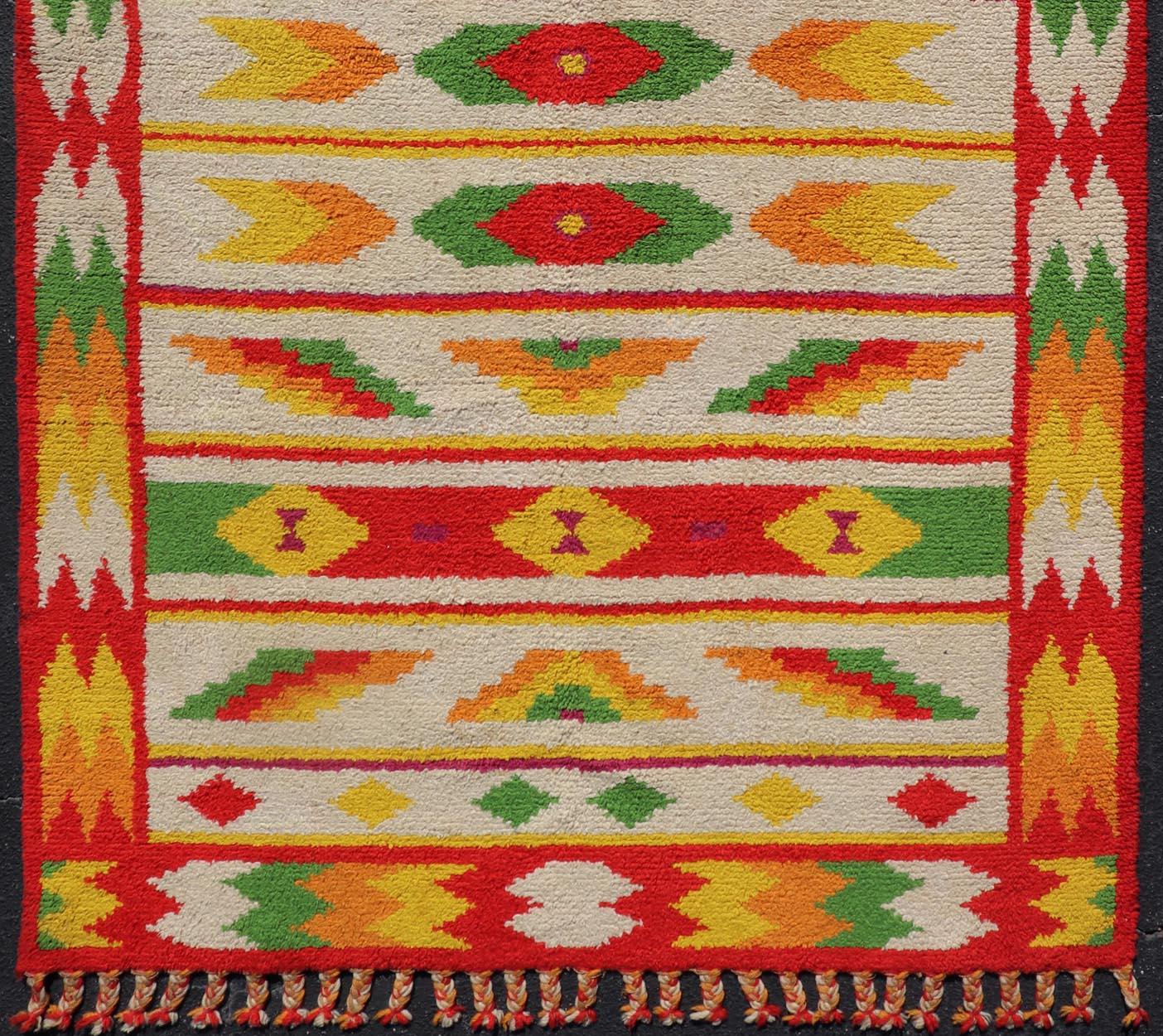 Tapis marocain vintage avec motif tribal sur toute sa surface rouge, vert et jaune en vente 1