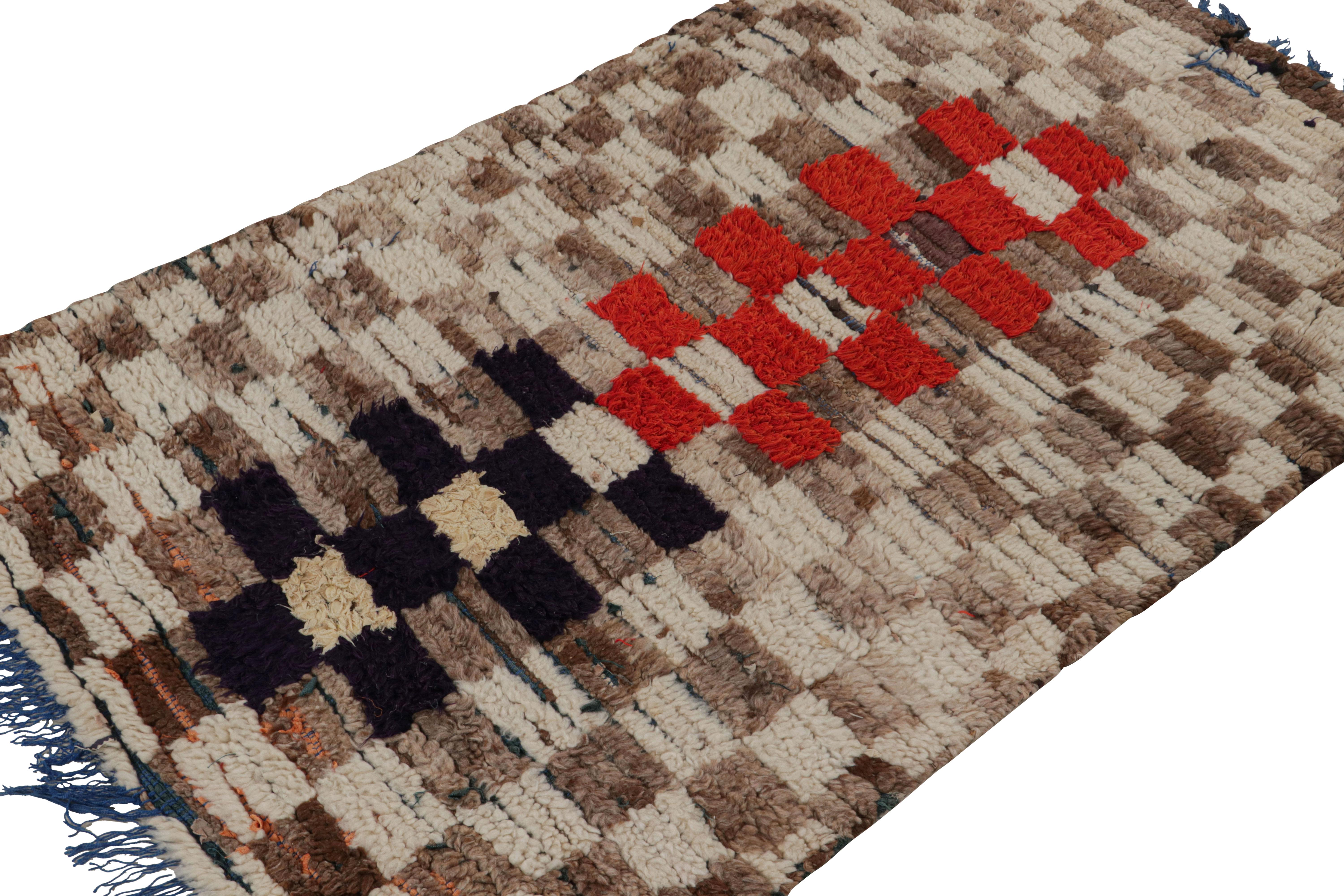 Dieser handgeknüpfte Wollteppich (ca. 1950-1960) mit geometrischen Mustern in Beige-Braun, Rot und Schwarz ist ein marokkanischer Teppich im Format 3x5, der vom Azilal-Stamm stammt.  

Über das Design: 

Kenner bewundern diesen Läufer als ein