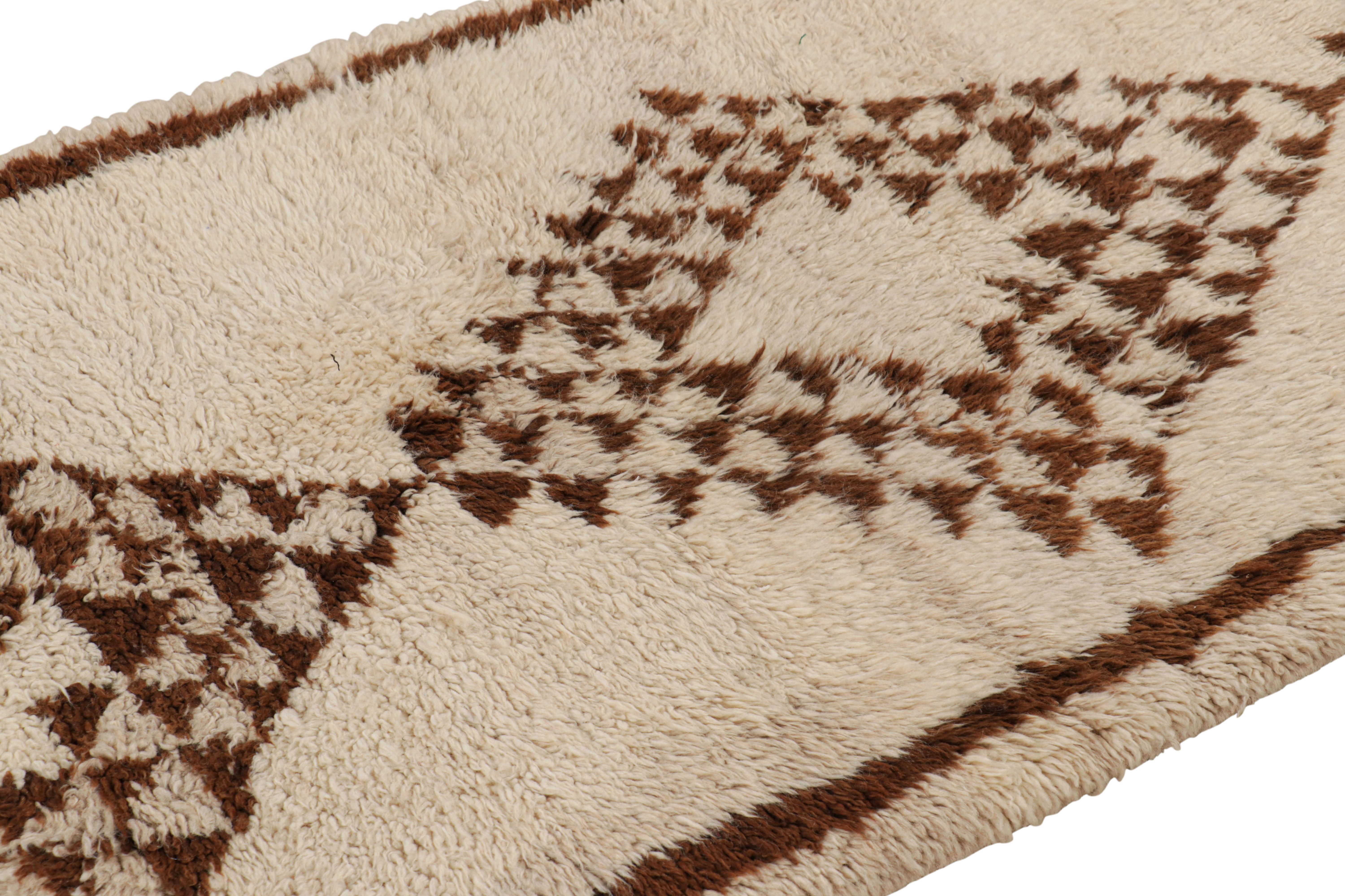 Annodato a mano in lana e proveniente dal Marocco intorno al 1950-1960, questo tappeto marocchino vintage 3x5 è un pezzo estremamente raro come pochi della sua provenienza. 

Sul design: 

Gli ammiratori dell'artigianato noteranno come questo pezzo