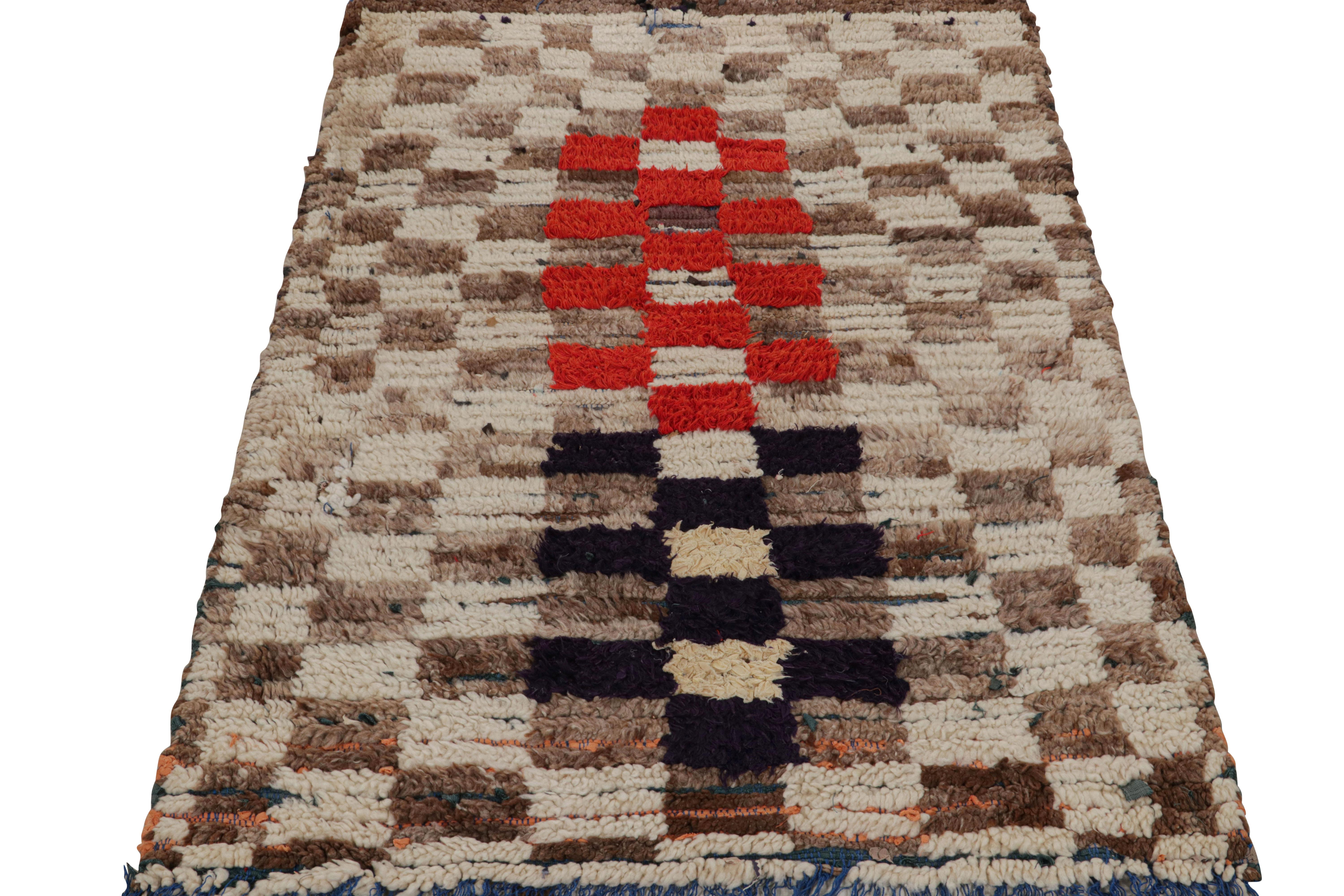 Marokkanischer Vintage-Teppich mit beige-braunen geometrischen Mustern, von Rug & Kilim  (Handgeknüpft) im Angebot