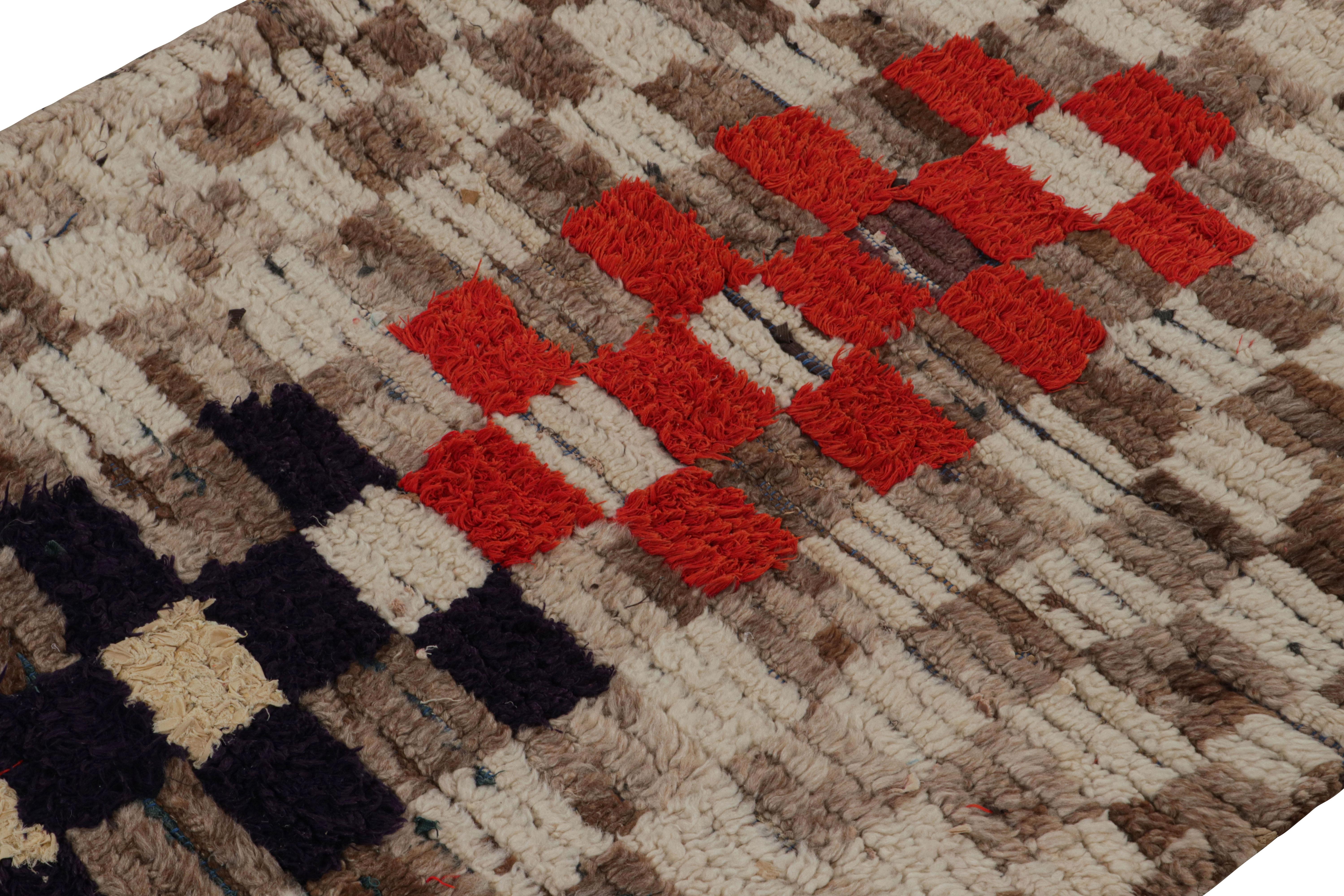 Marokkanischer Vintage-Teppich mit beige-braunen geometrischen Mustern, von Rug & Kilim  im Zustand „Gut“ im Angebot in Long Island City, NY