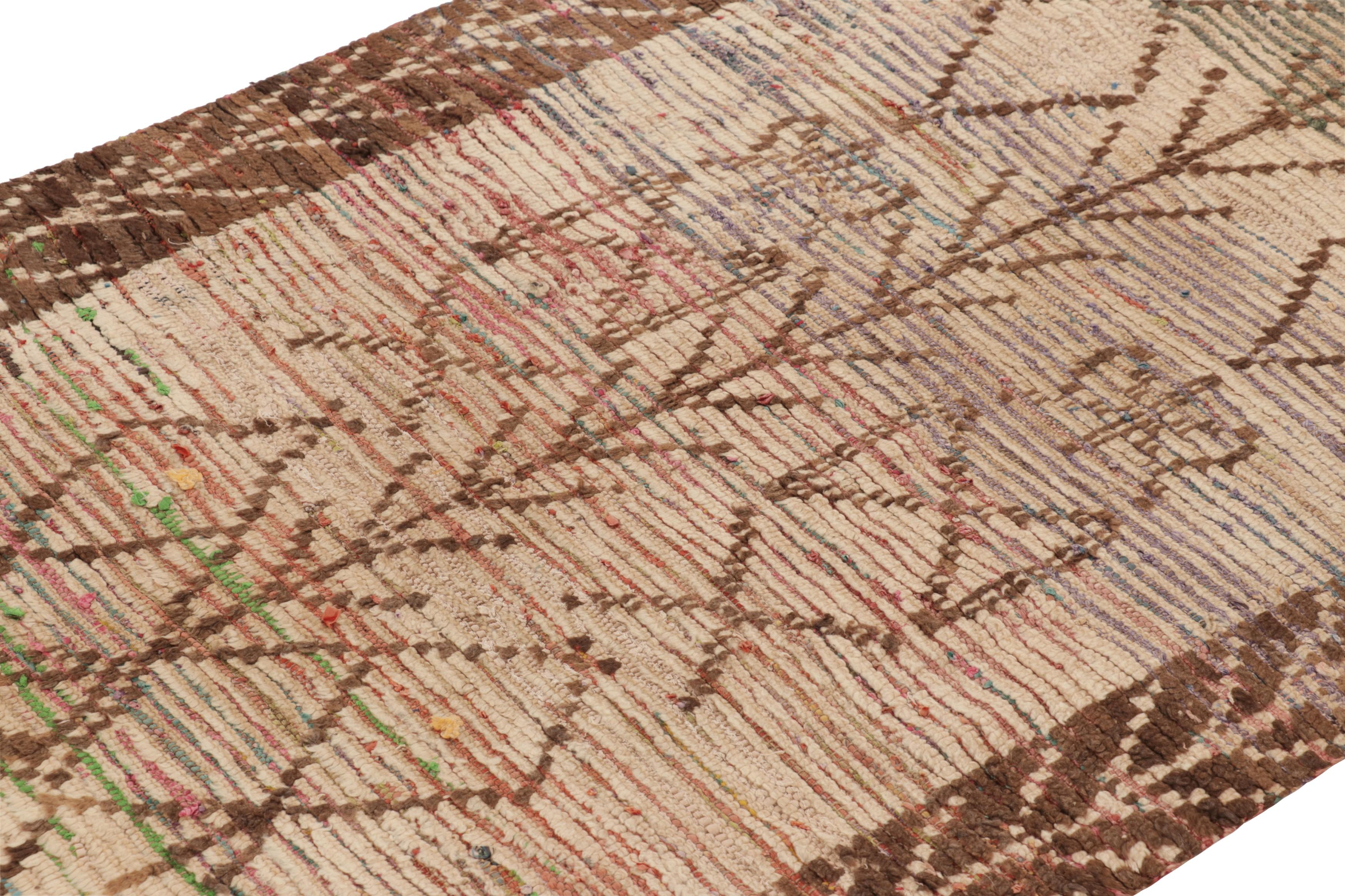  Dieser handgeknüpfte Wollteppich aus Marokko (ca. 1950-1960) ist eine Rarität und gehört zu den aufregendsten Neuzugängen in der Kollektion von Rug & Kilim aus der Mitte des letzten Jahrhunderts. 

Über das Design: 

Dieser marokkanische