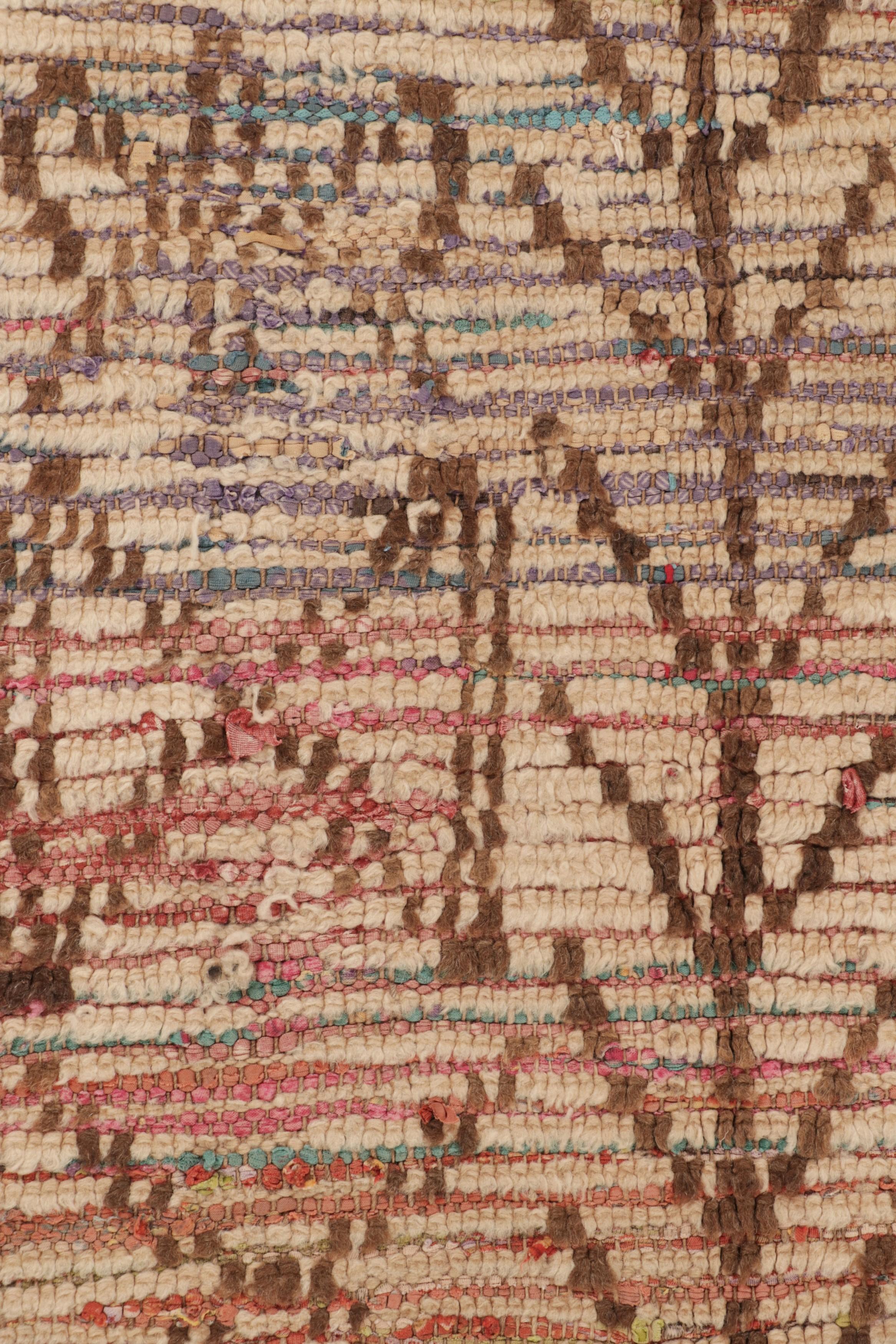 Marokkanischer Vintage-Teppich mit beige-braunen, geometrischen Mustern - Rug & Kilim (Handgeknüpft) im Angebot