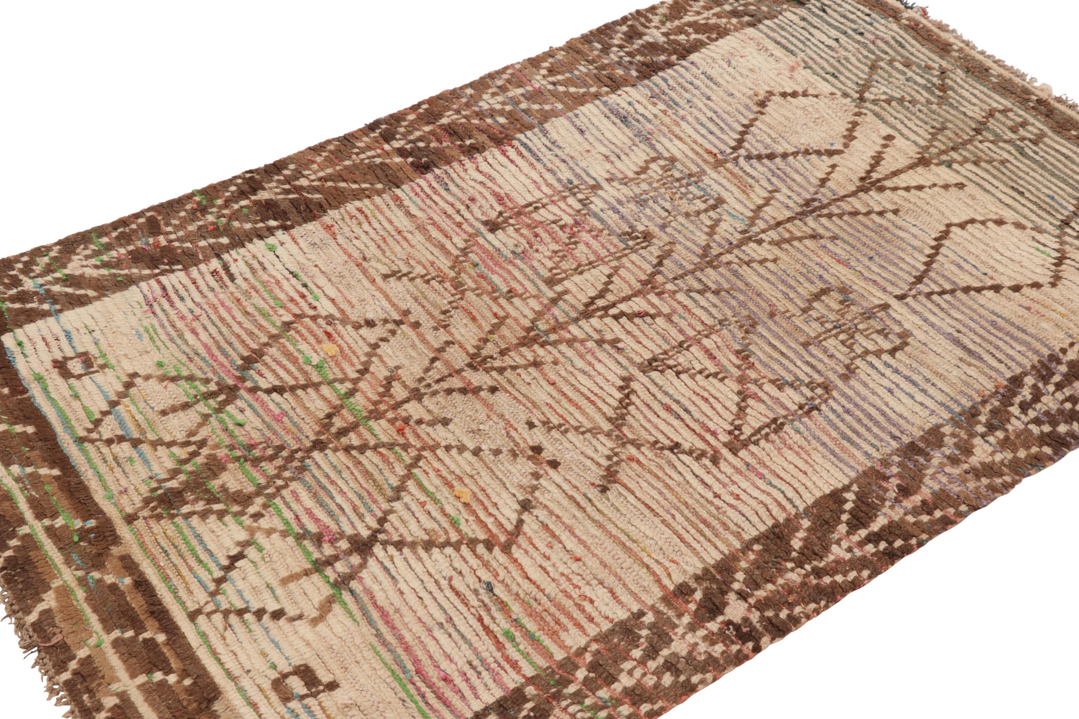 Marokkanischer Vintage-Teppich mit beige-braunen, geometrischen Mustern - Rug & Kilim im Zustand „Gut“ im Angebot in Long Island City, NY