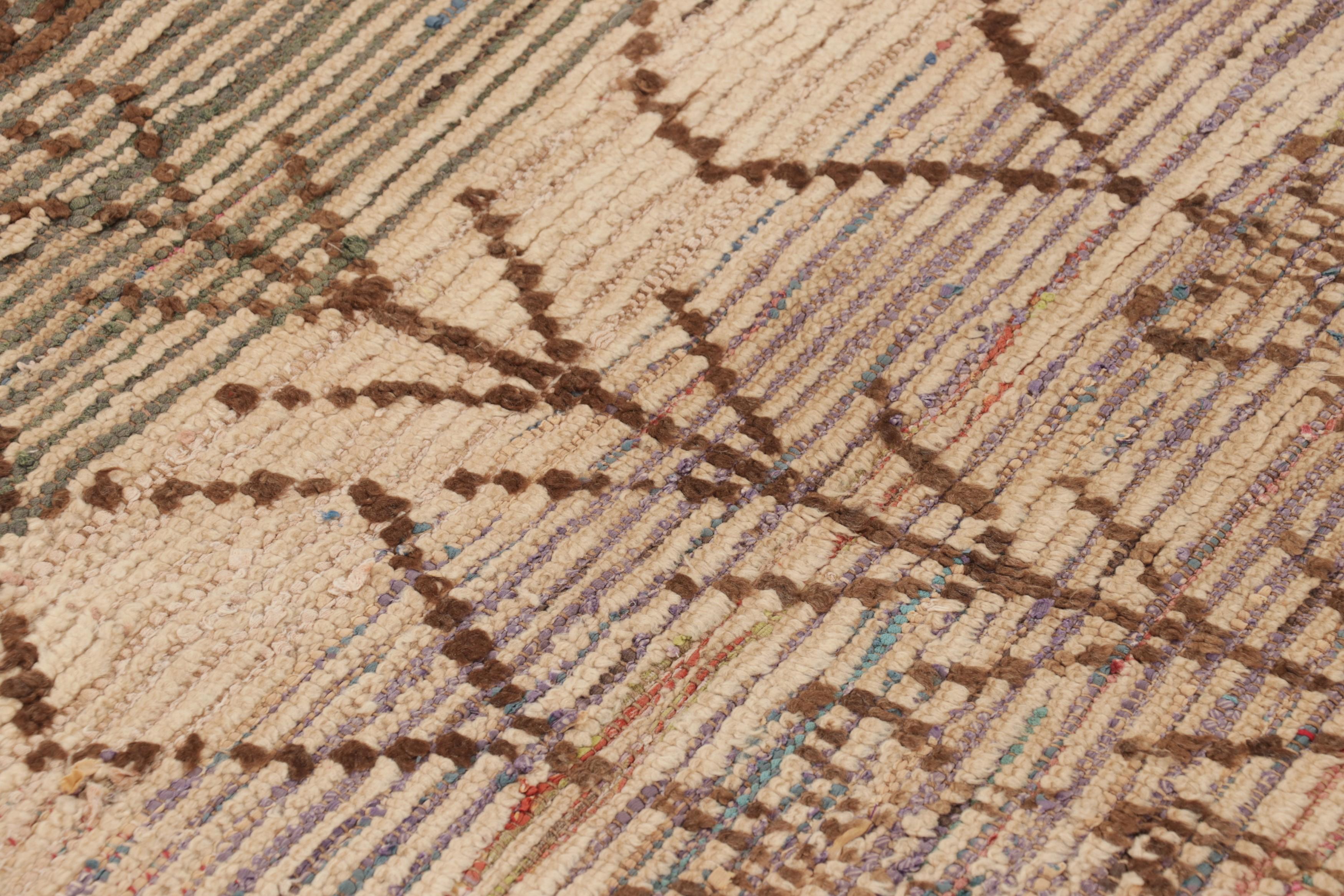 Marokkanischer Vintage-Teppich mit beige-braunen, geometrischen Mustern - Rug & Kilim (Wolle) im Angebot