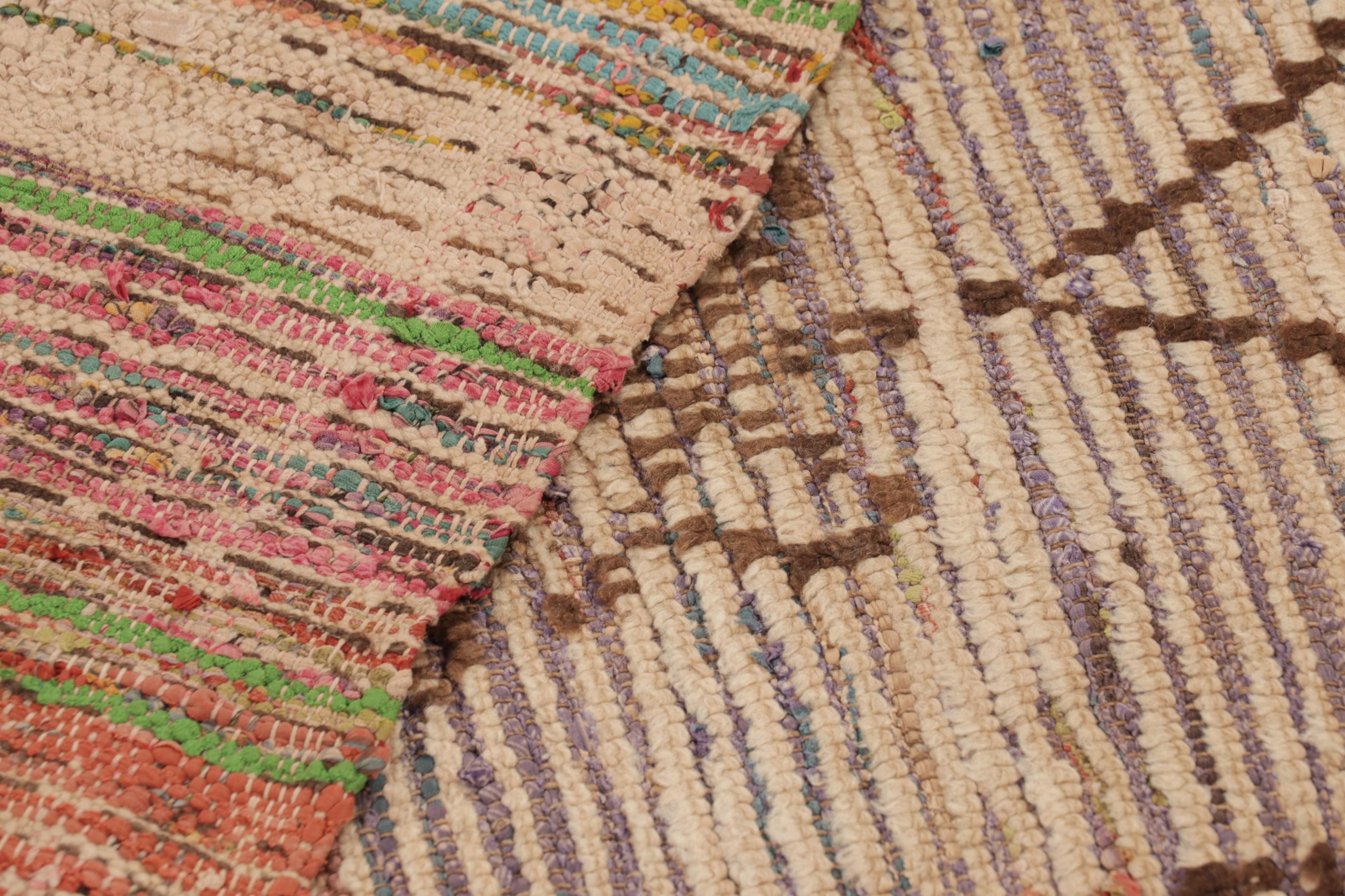 Marokkanischer Vintage-Teppich mit beige-braunen, geometrischen Mustern - Rug & Kilim im Angebot 1