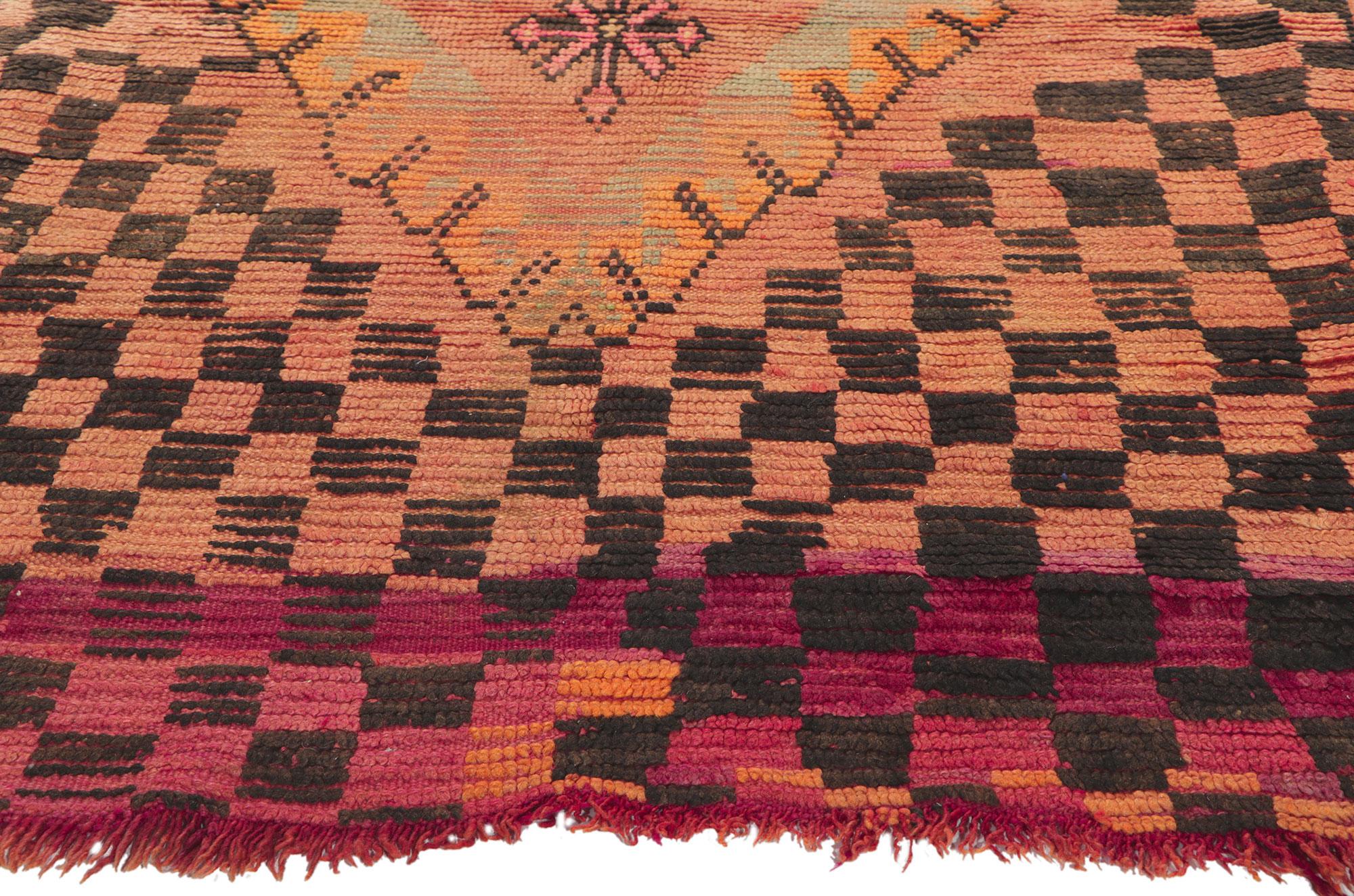 Marokkanischer Teppich Vintage Orange Boujad, Stammeszauber trifft auf Eleganz der Jahrhundertmitte im Zustand „Starke Gebrauchsspuren“ im Angebot in Dallas, TX