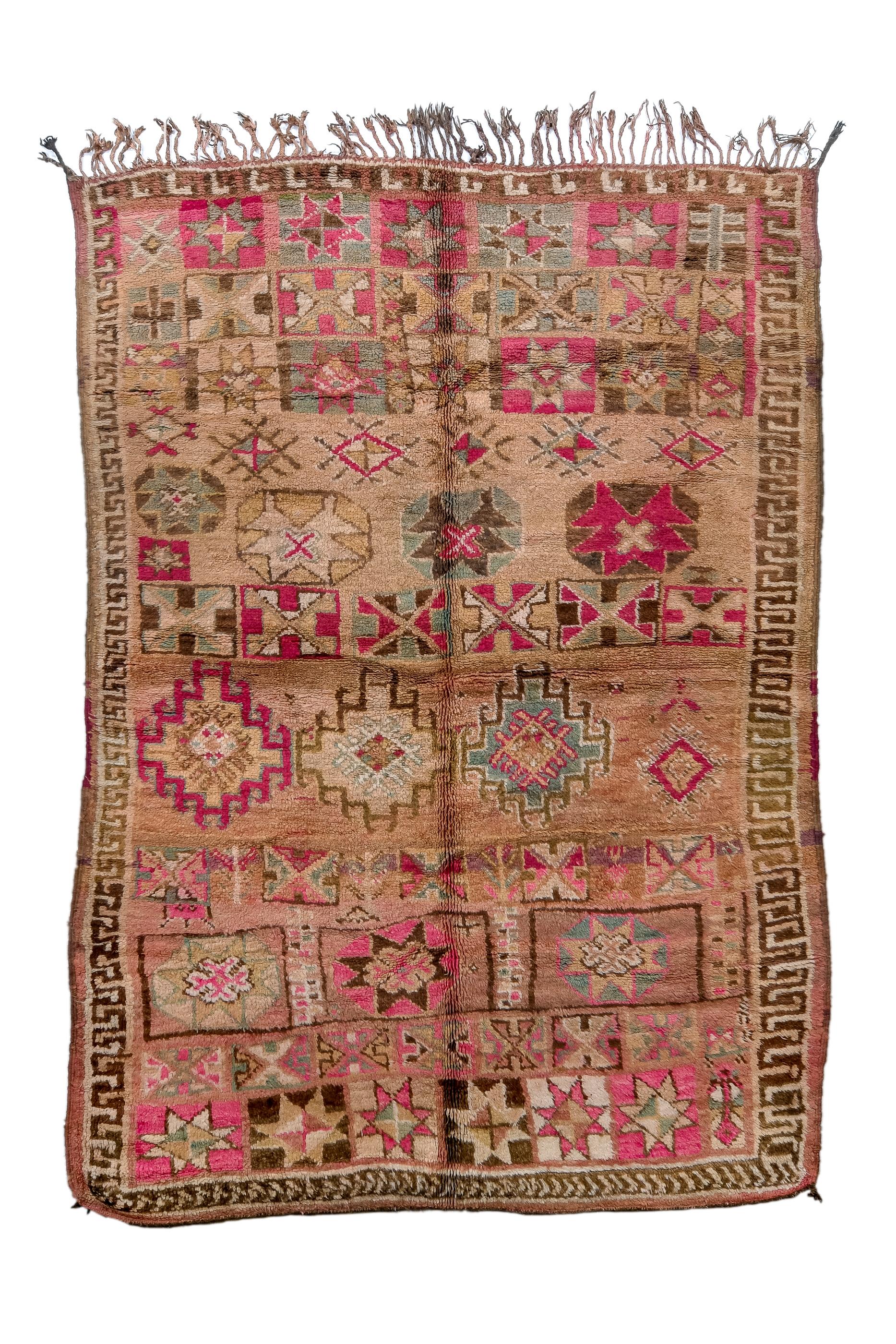 Dieser Teppich aus dem Tiefland zeigt eine entlehnte, aber gut integrierte Anordnung von Sternenbändern - in Kästchen, Oktogonen, Memling-Gul, strahlenden Rauten, sehr großen Quincunxen und anderen spielerisch übernommenen kaukasischen und