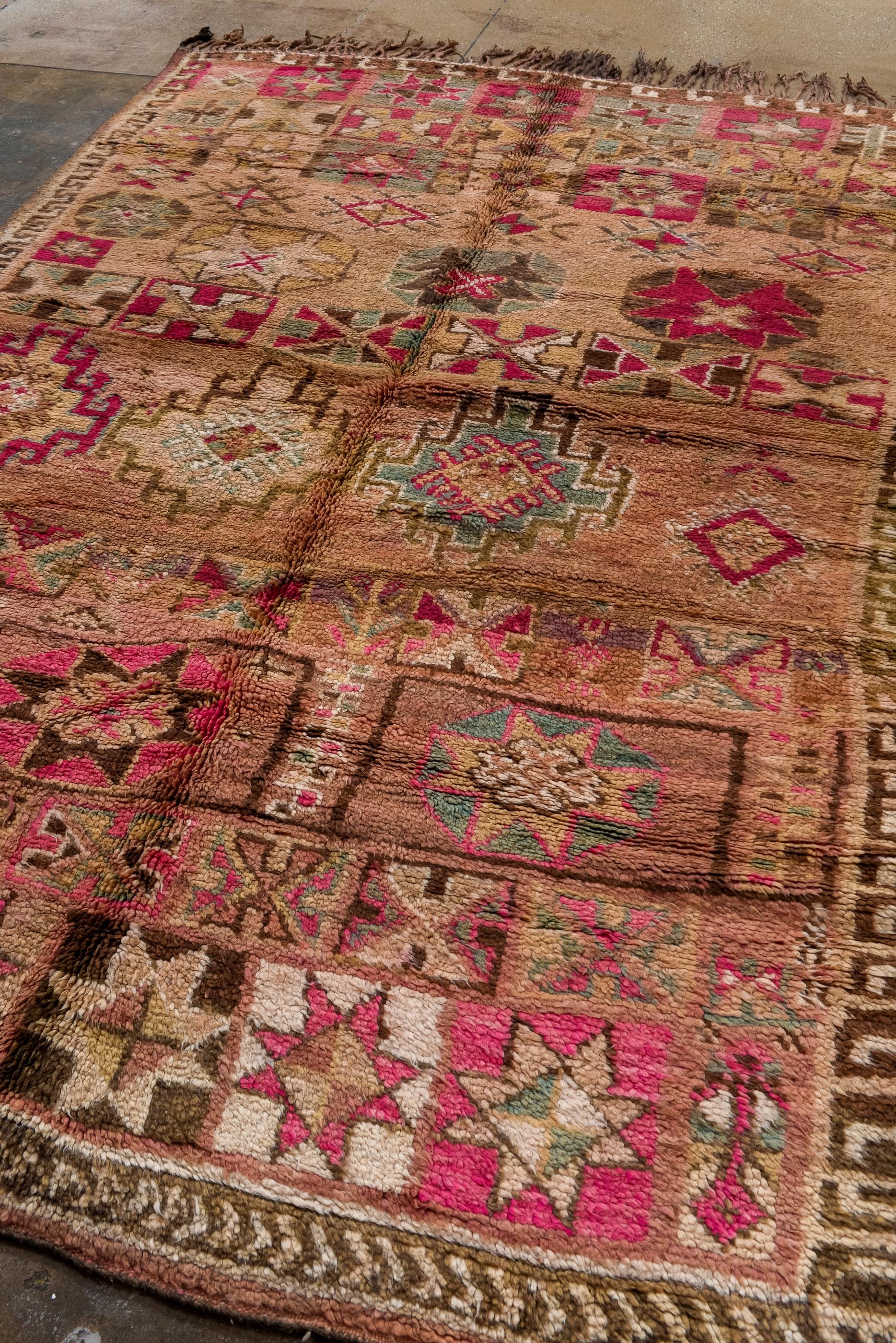 Marokkanischer Vintage-Teppich mit buntem Design (Handgeknüpft) im Angebot