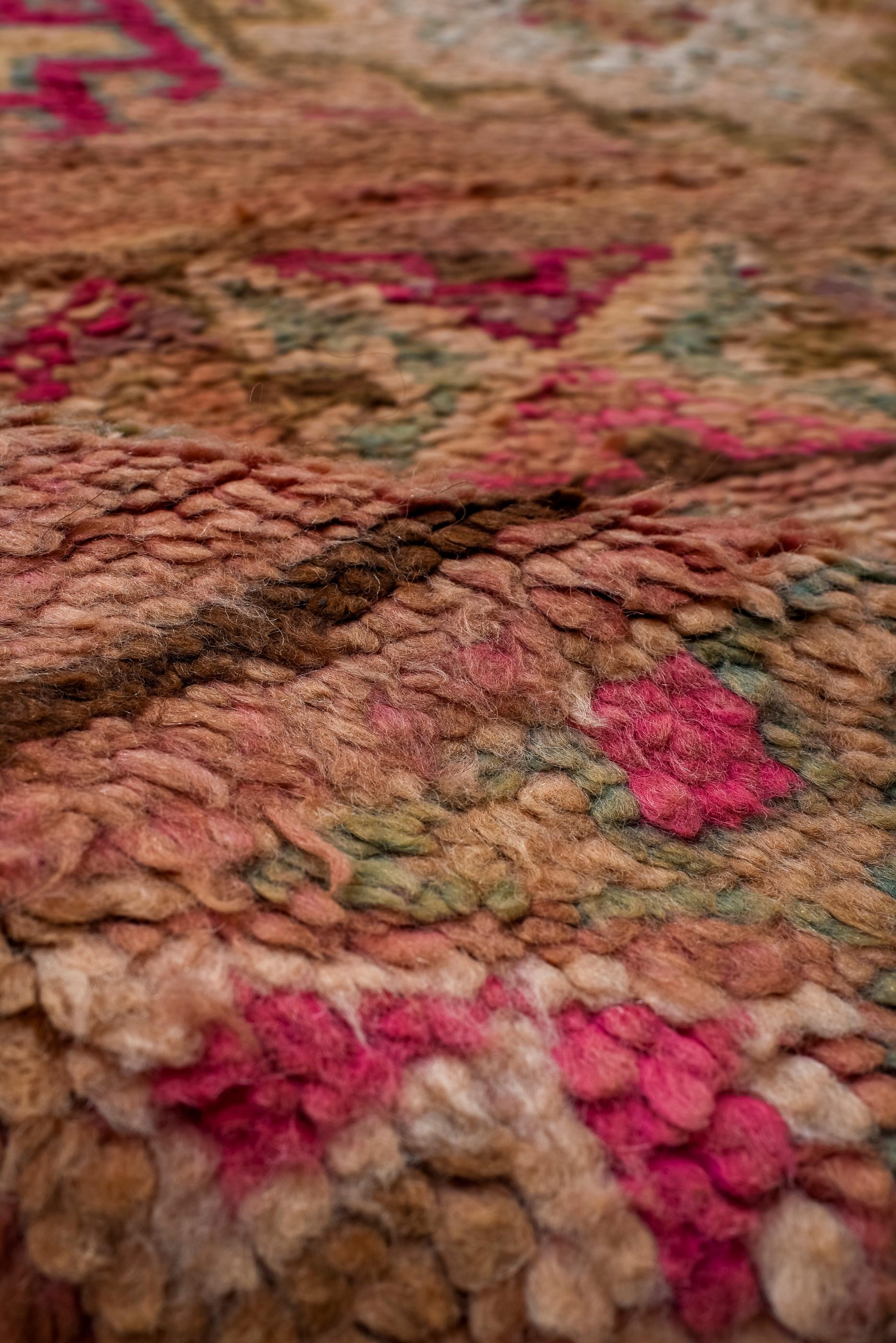 Marokkanischer Vintage-Teppich mit buntem Design im Angebot 1