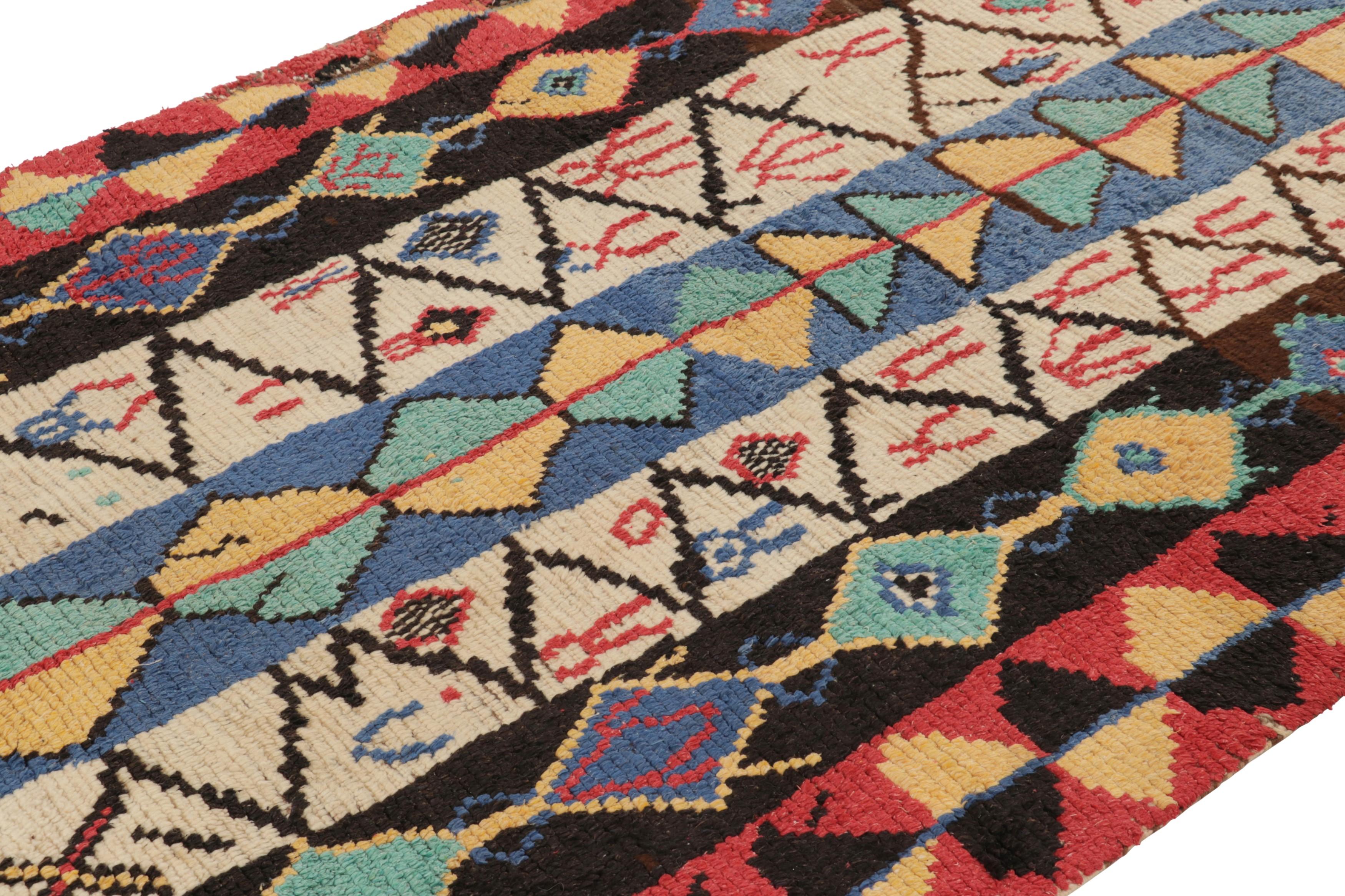 Dieser handgeknüpfte Wollteppich aus Marokko (ca. 1950-1960) im Format 5x8 ist ein seltenes Exemplar und gehört zu den aufregendsten Neuzugängen in der Kollektion von Rug & Kilim aus der Mitte des Jahrhunderts. 

Über das Design: 

Dieser lebhafte