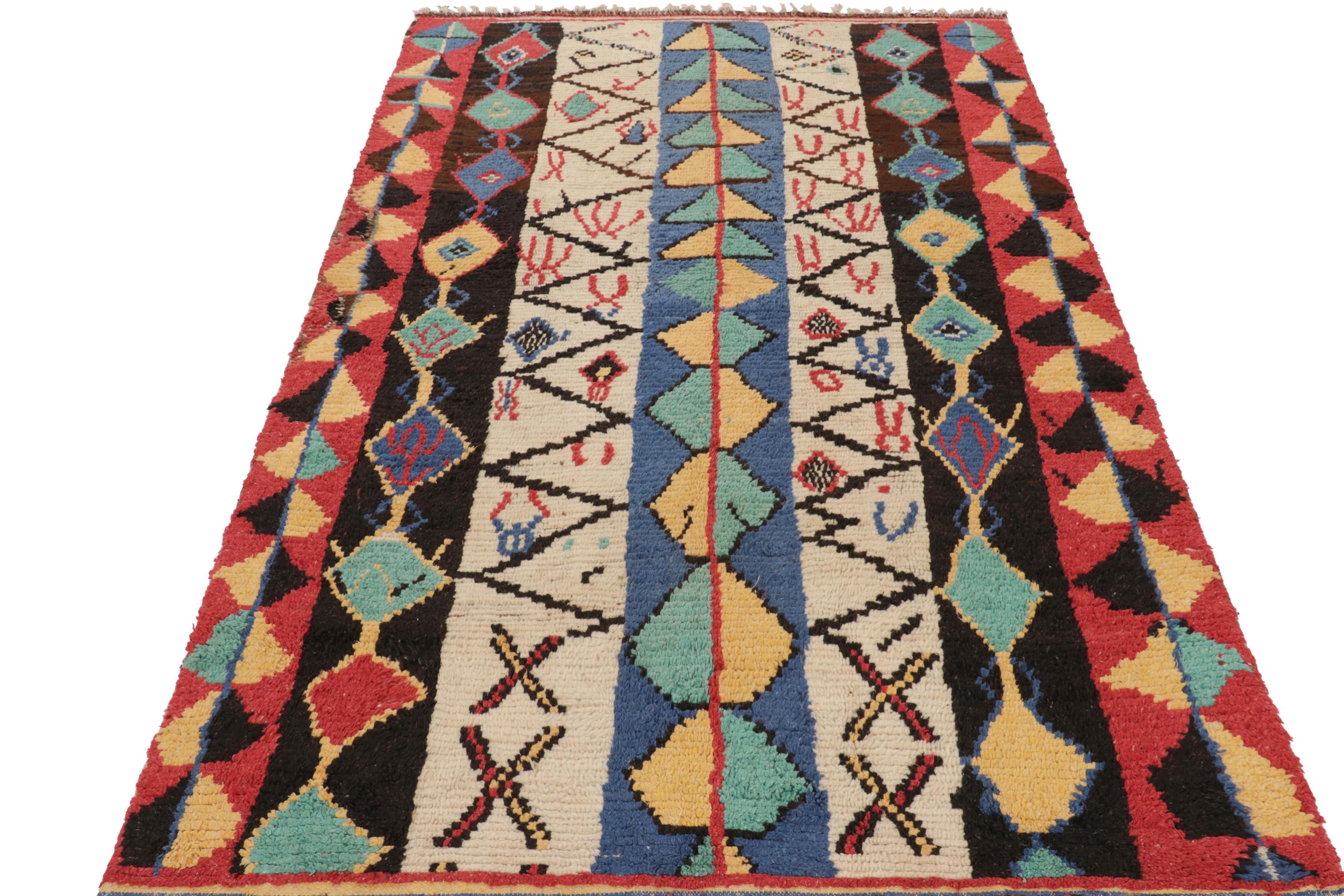 Vintage Marokkanischer Teppich mit bunten geometrischen Mustern - Rug & Kilim im Zustand „Gut“ im Angebot in Long Island City, NY