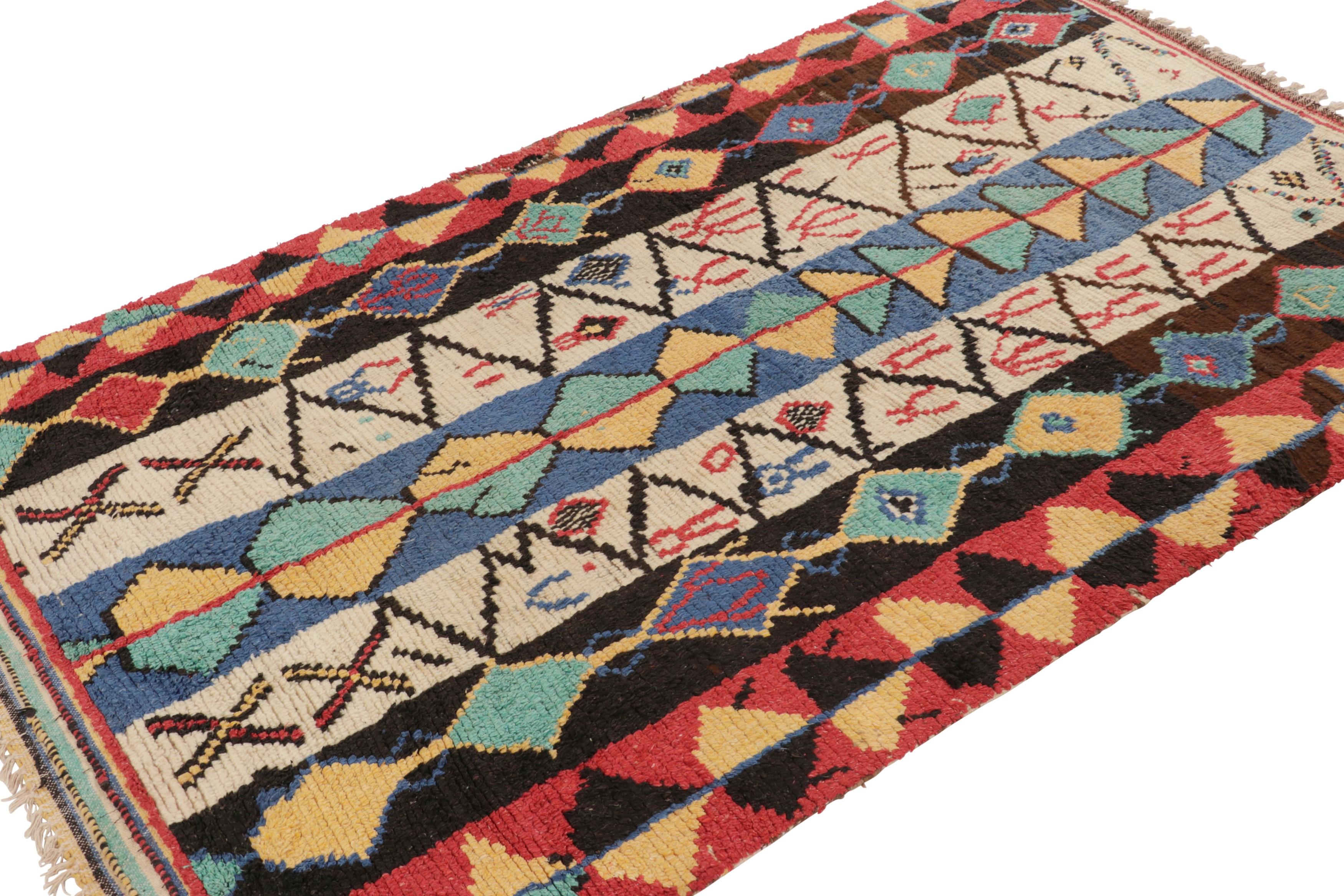 Vintage Marokkanischer Teppich mit bunten geometrischen Mustern - Rug & Kilim (Mitte des 20. Jahrhunderts) im Angebot