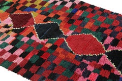 Tappeto marocchino vintage con medaglioni e motivi colorati, da Rug & Kilim