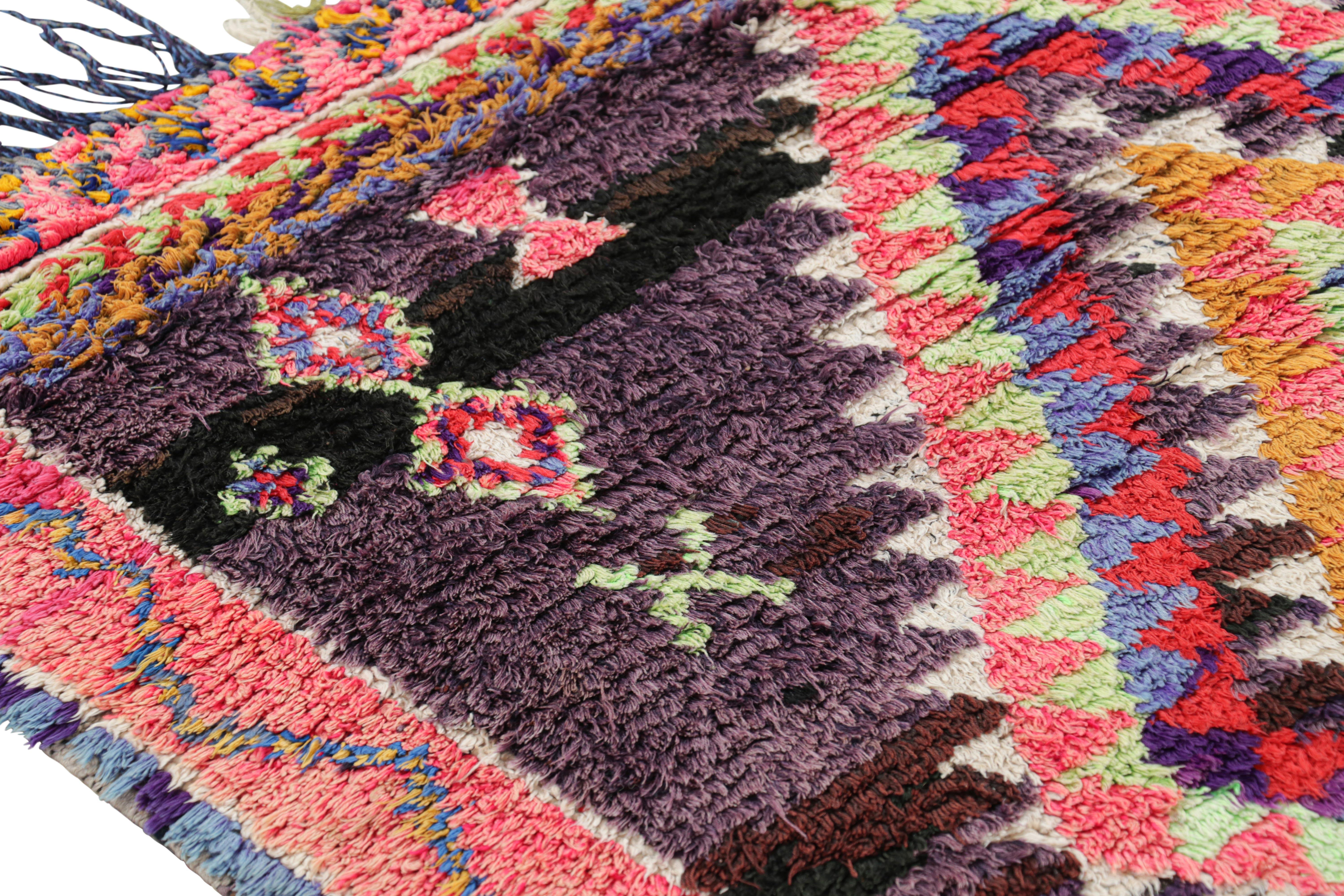 Marokkanischer Vintage-Teppich mit bunten Medaillons und Mustern, von Rug & Kilim (Handgeknüpft) im Angebot