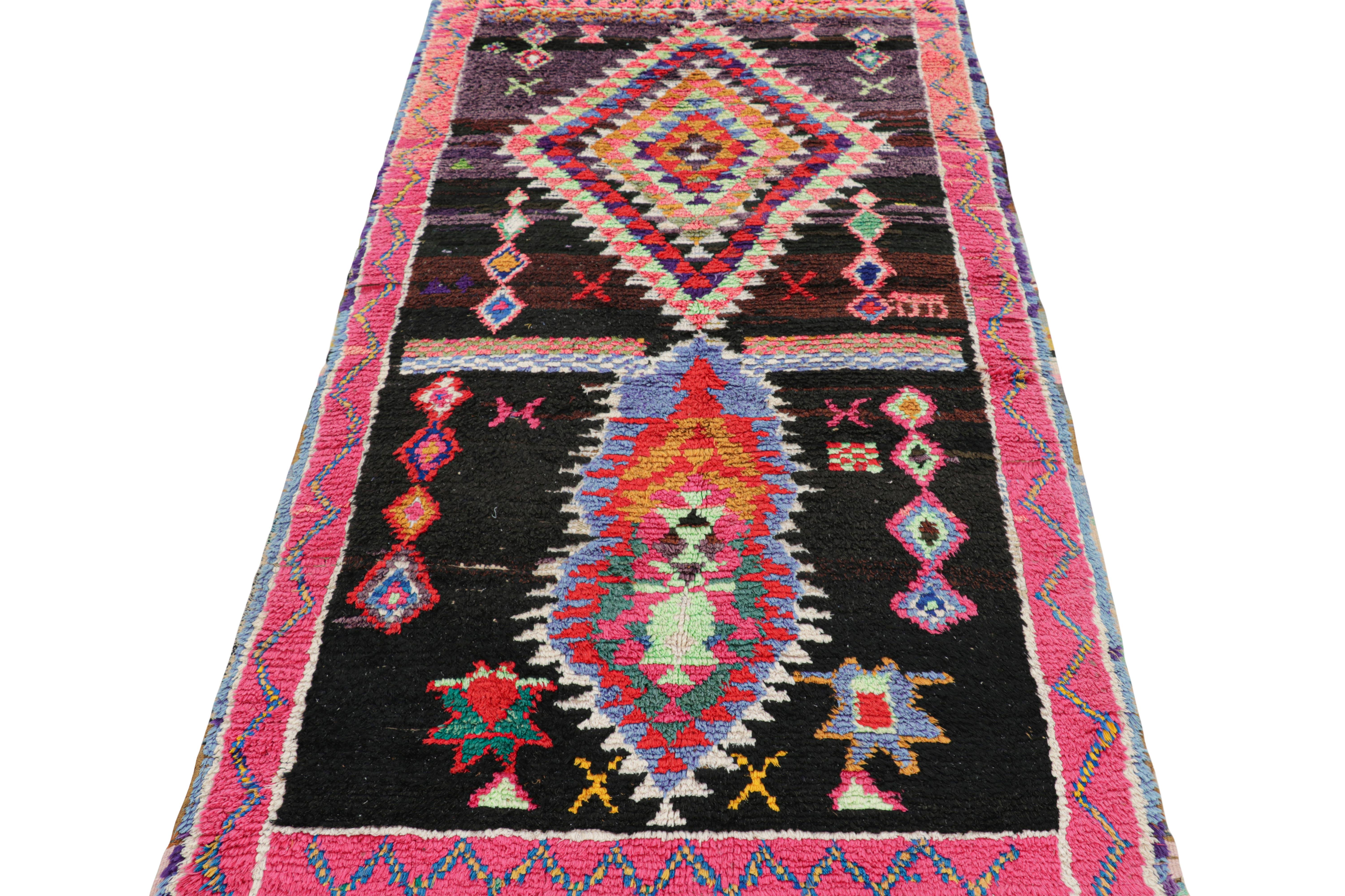 Marokkanischer Vintage-Teppich mit bunten Medaillons und Mustern, von Rug & Kilim im Zustand „Gut“ im Angebot in Long Island City, NY