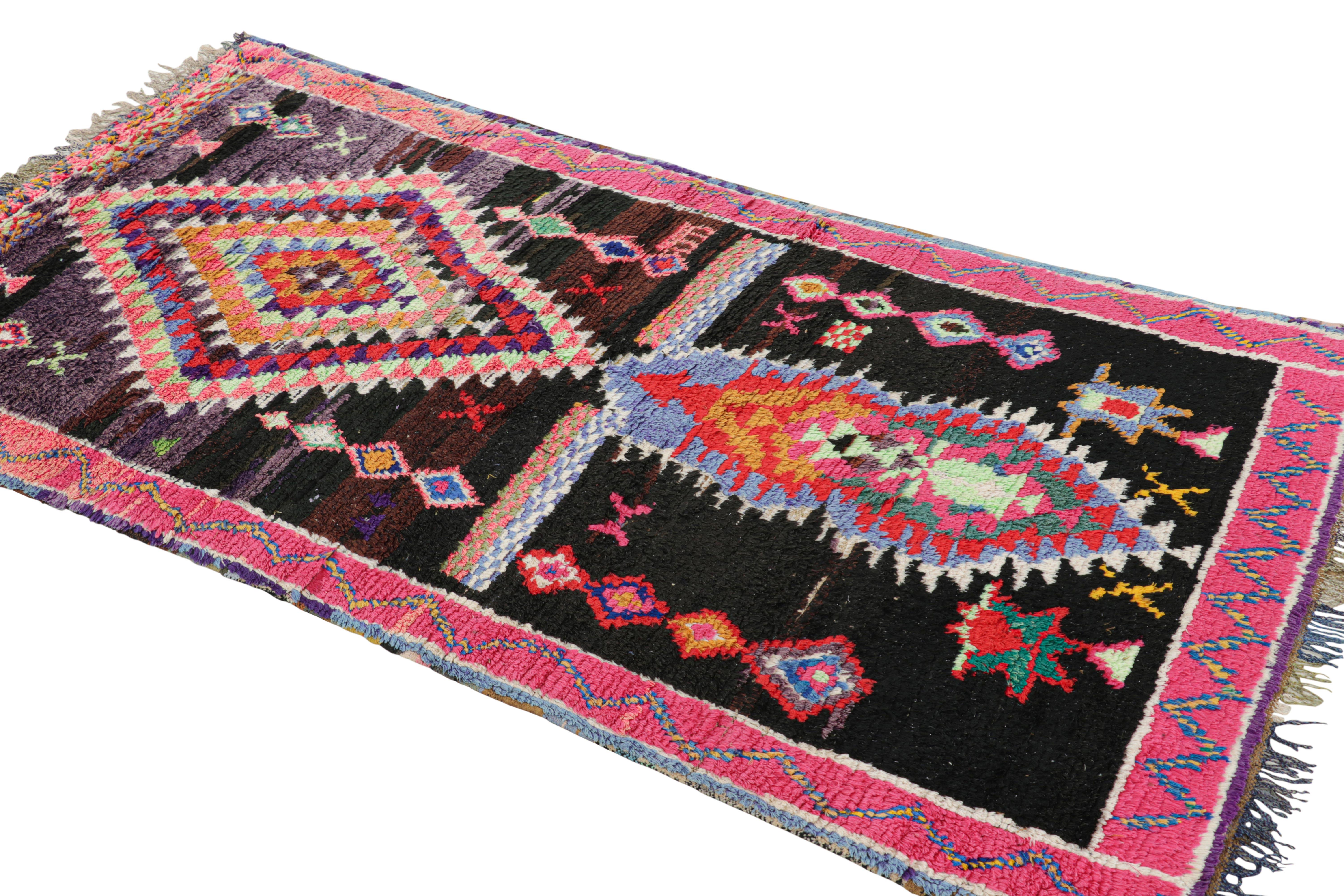 Marokkanischer Vintage-Teppich mit bunten Medaillons und Mustern, von Rug & Kilim (Mitte des 20. Jahrhunderts) im Angebot