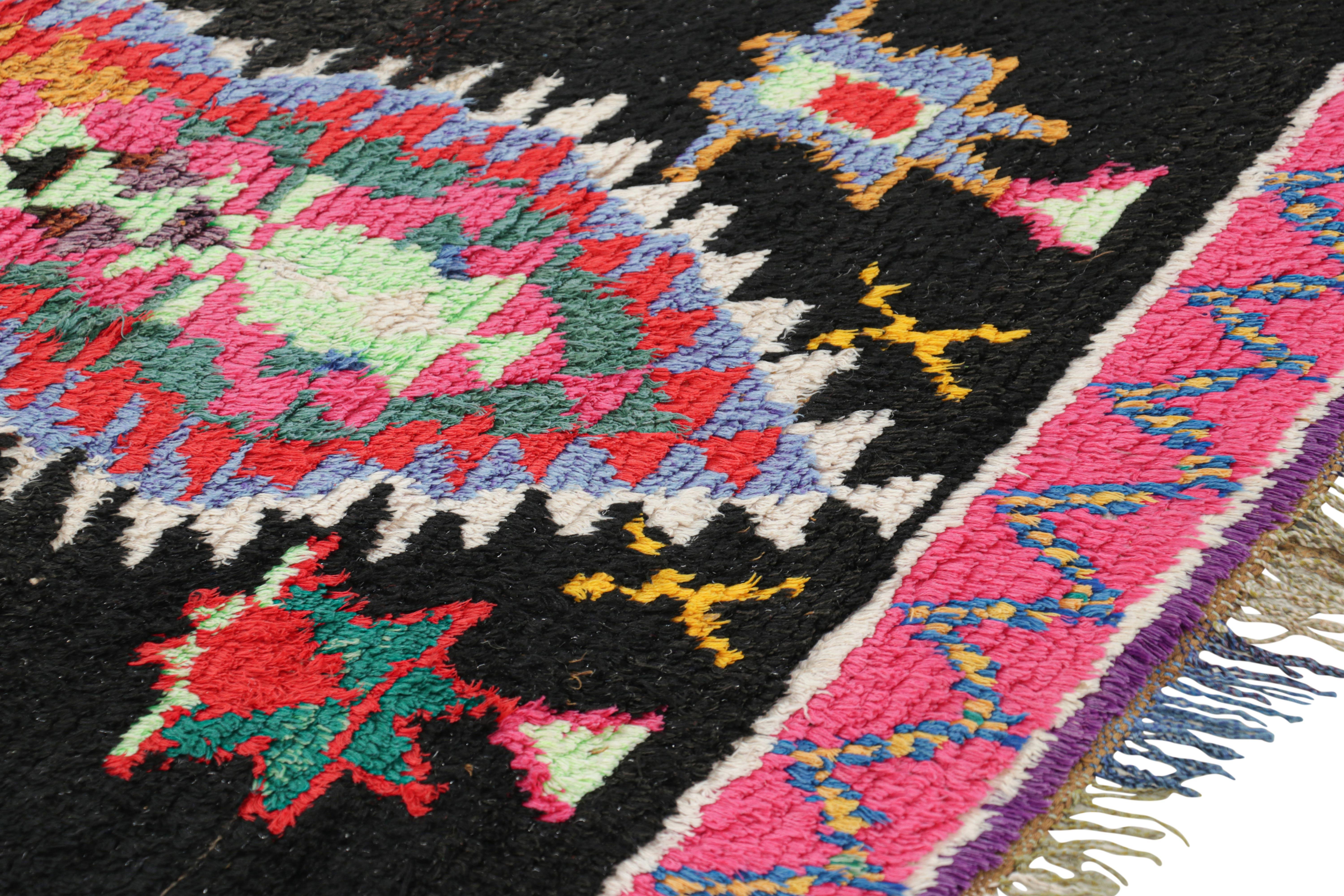 Marokkanischer Vintage-Teppich mit bunten Medaillons und Mustern, von Rug & Kilim (Wolle) im Angebot
