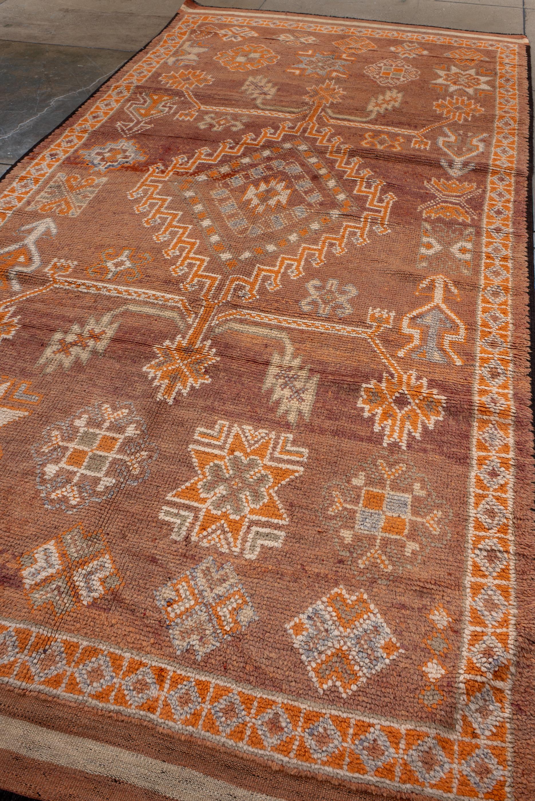 Marokkanischer Vintage-Teppich mit Fransenmedaillon, Tangerine und elfenbeinfarbenen Details  (Handgeknüpft) im Angebot