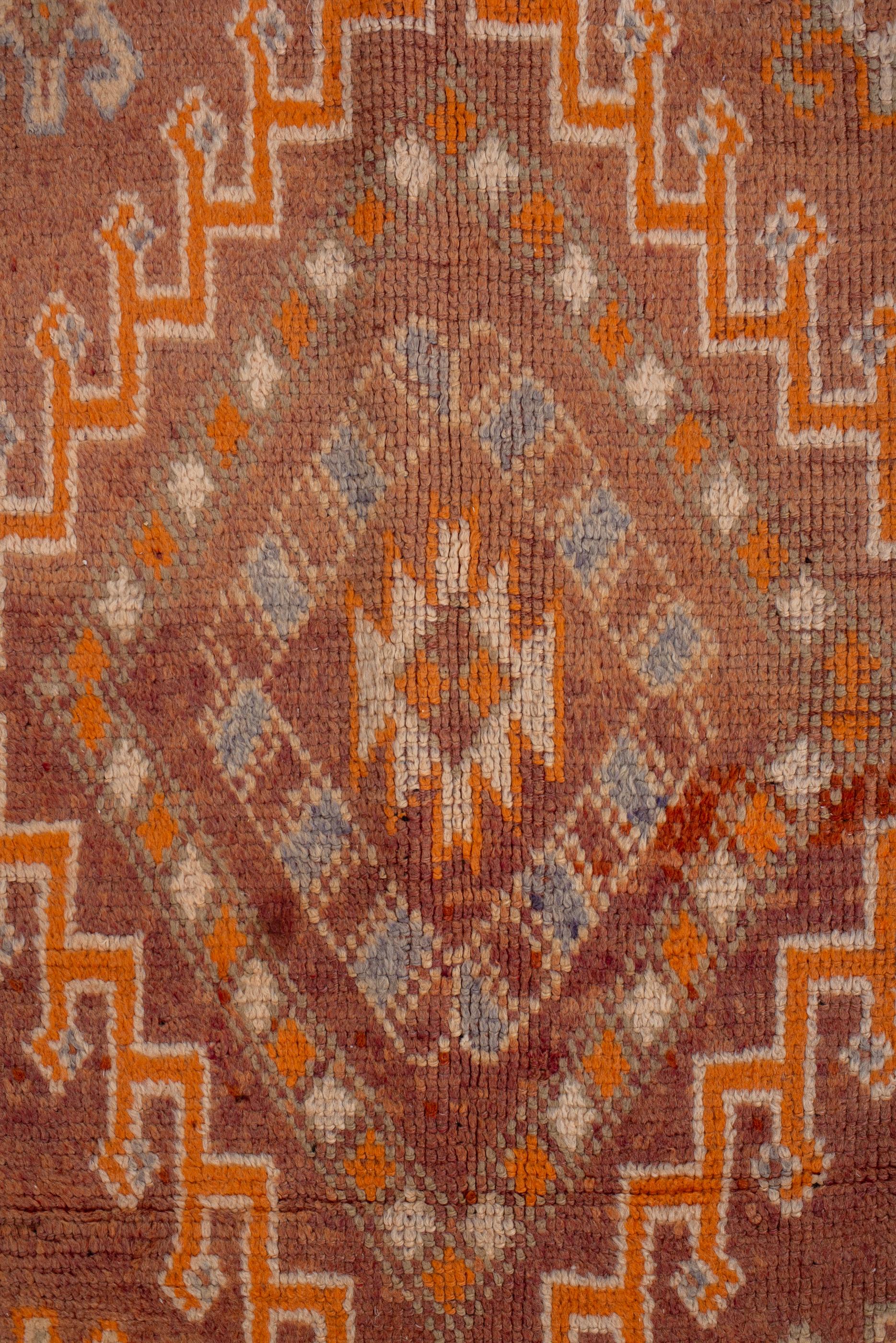 Marokkanischer Vintage-Teppich mit Fransenmedaillon, Tangerine und elfenbeinfarbenen Details  im Zustand „Gut“ im Angebot in New York, NY