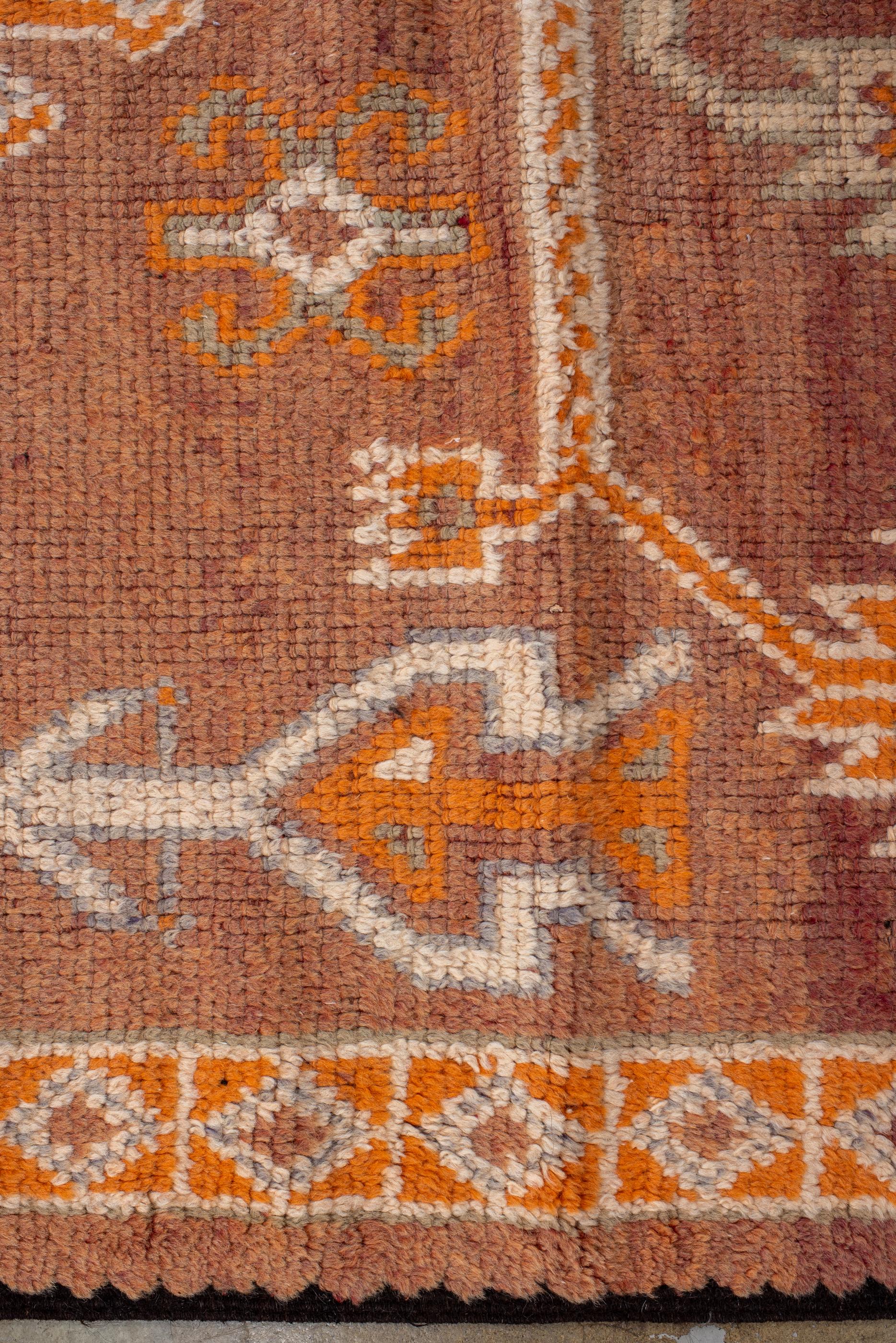 Marokkanischer Vintage-Teppich mit Fransenmedaillon, Tangerine und elfenbeinfarbenen Details  (20. Jahrhundert) im Angebot