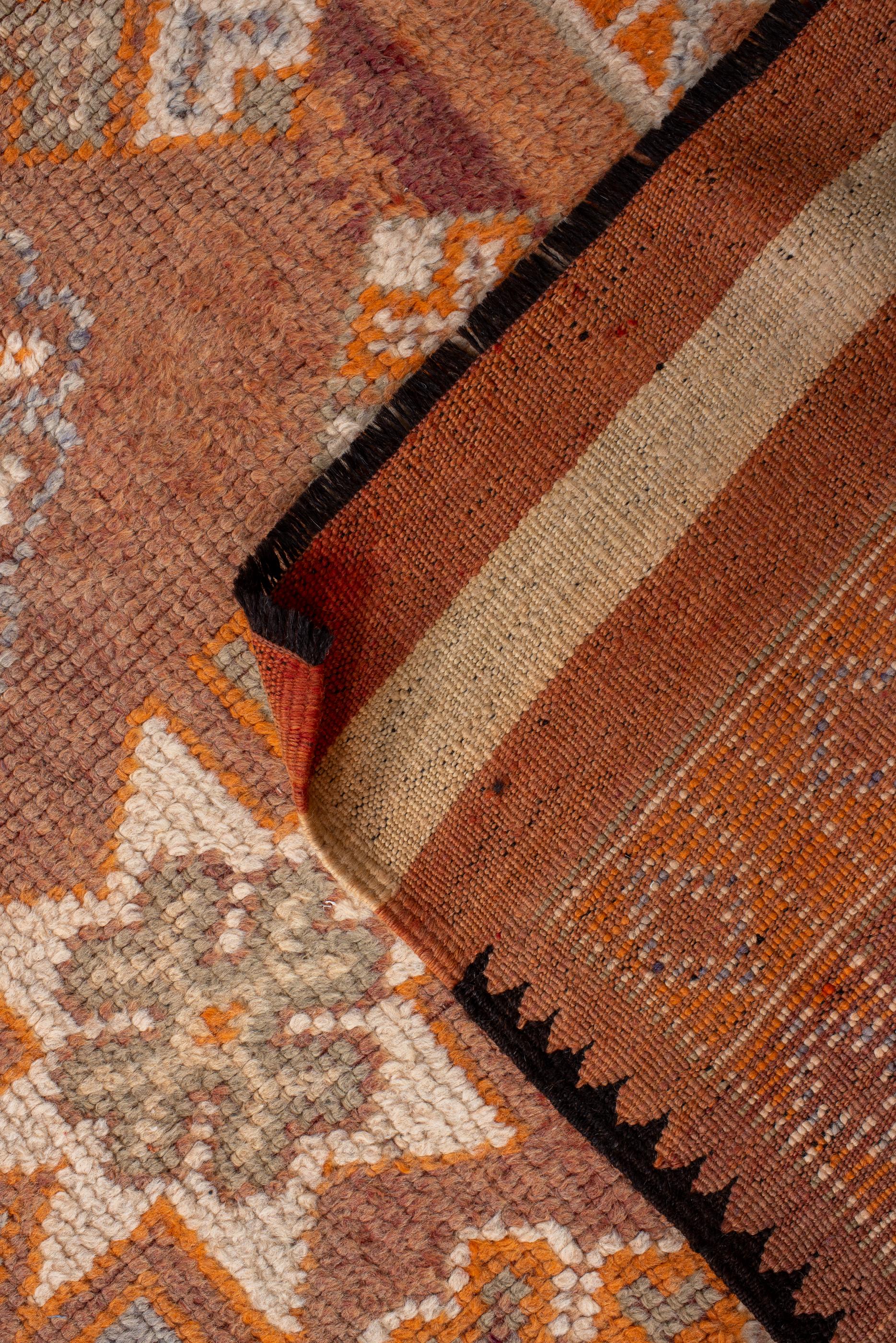 Marokkanischer Vintage-Teppich mit Fransenmedaillon, Tangerine und elfenbeinfarbenen Details  (Wolle) im Angebot