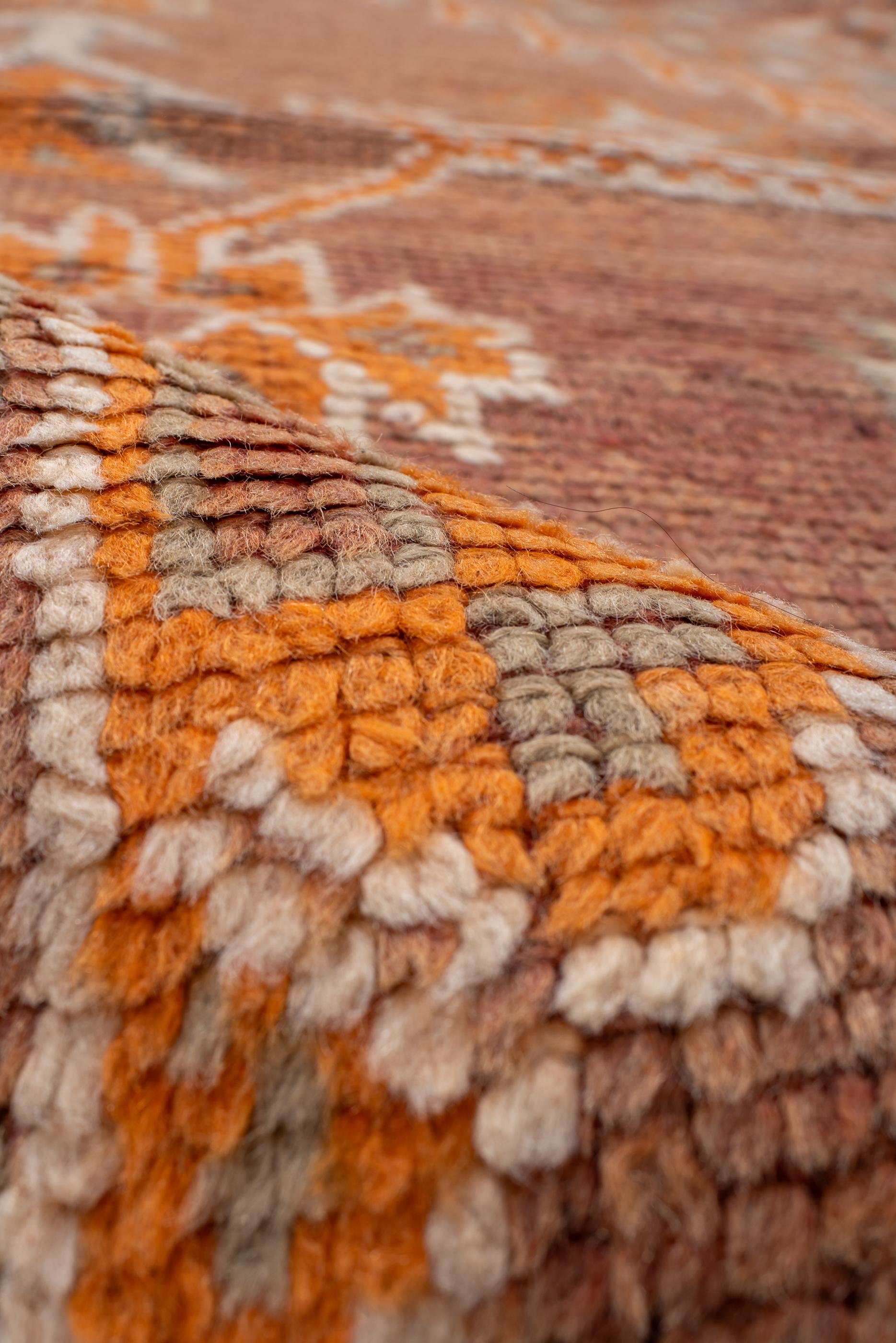 Marokkanischer Vintage-Teppich mit Fransenmedaillon, Tangerine und elfenbeinfarbenen Details  im Angebot 1