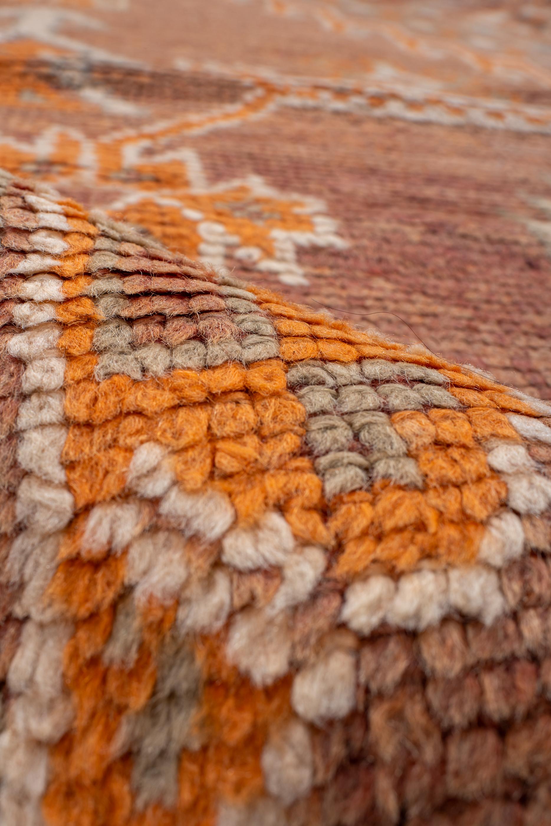 Alfombra Marroquí Vintage con Medallón de Flecos, Detalles en Mandarina y Marfil en venta 1