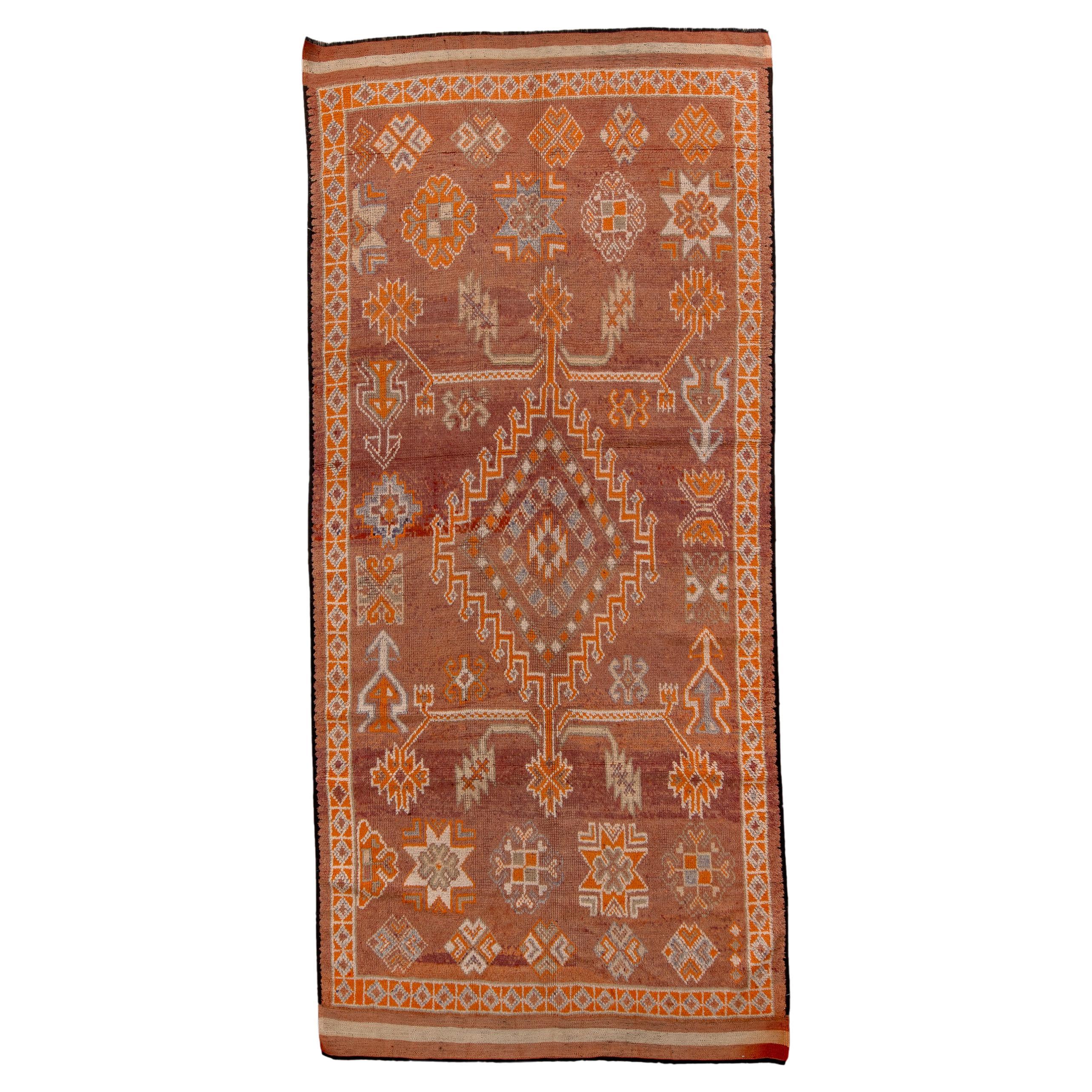 Marokkanischer Vintage-Teppich mit Fransenmedaillon, Tangerine und elfenbeinfarbenen Details 