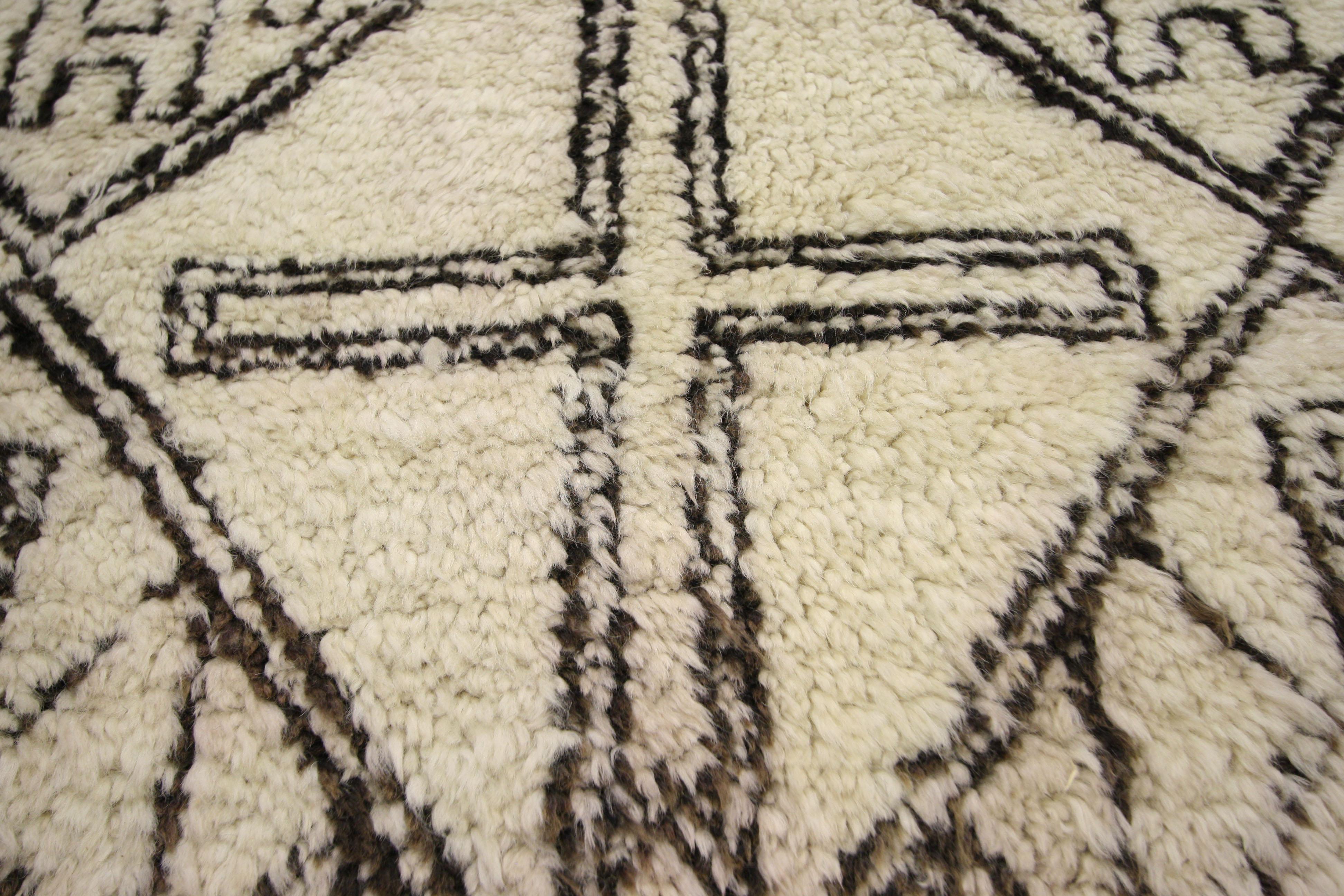 Vintage Moroccan Rug with Mid-Century Modern Style, Beni M'Guild Moroccan Rug In Good Condition For Sale In Dallas, TX