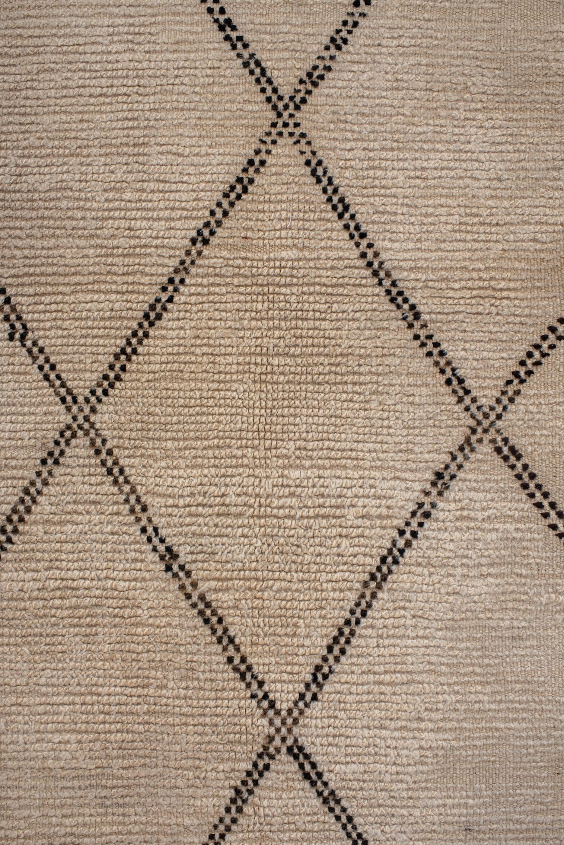 Vintage Moroccan Rug with Natural Cream Ground and Simple Side Border In Good Condition In New York, NY