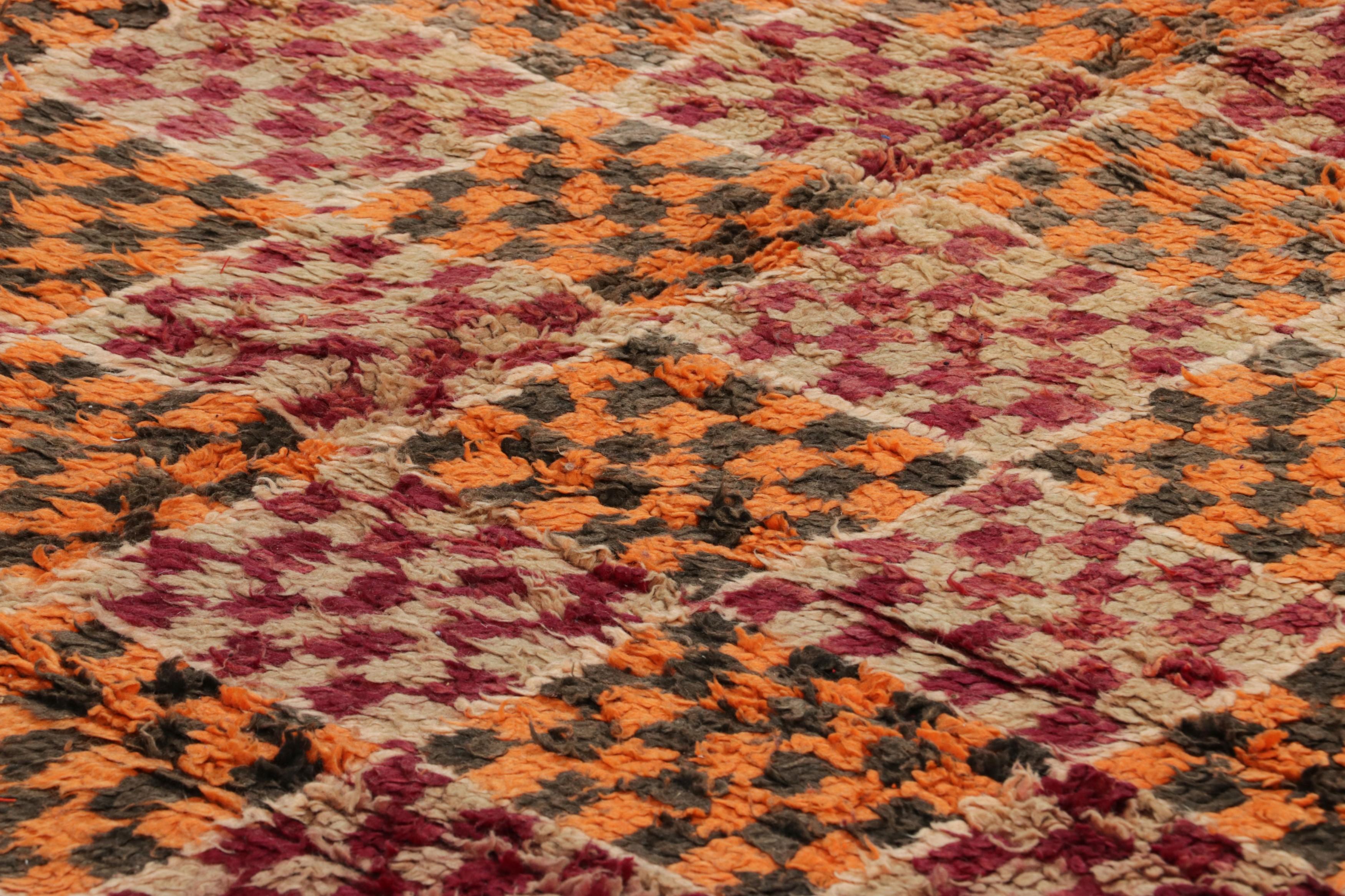 Anudada a mano en lana y originaria de Marruecos hacia 1950-1960, esta alfombra vintage de 6x9 es una de las novedades más interesantes de las colecciones de mediados de siglo de Rug & Kilim.

Sobre el diseño: 

Esta alfombra marroquí vintage es un
