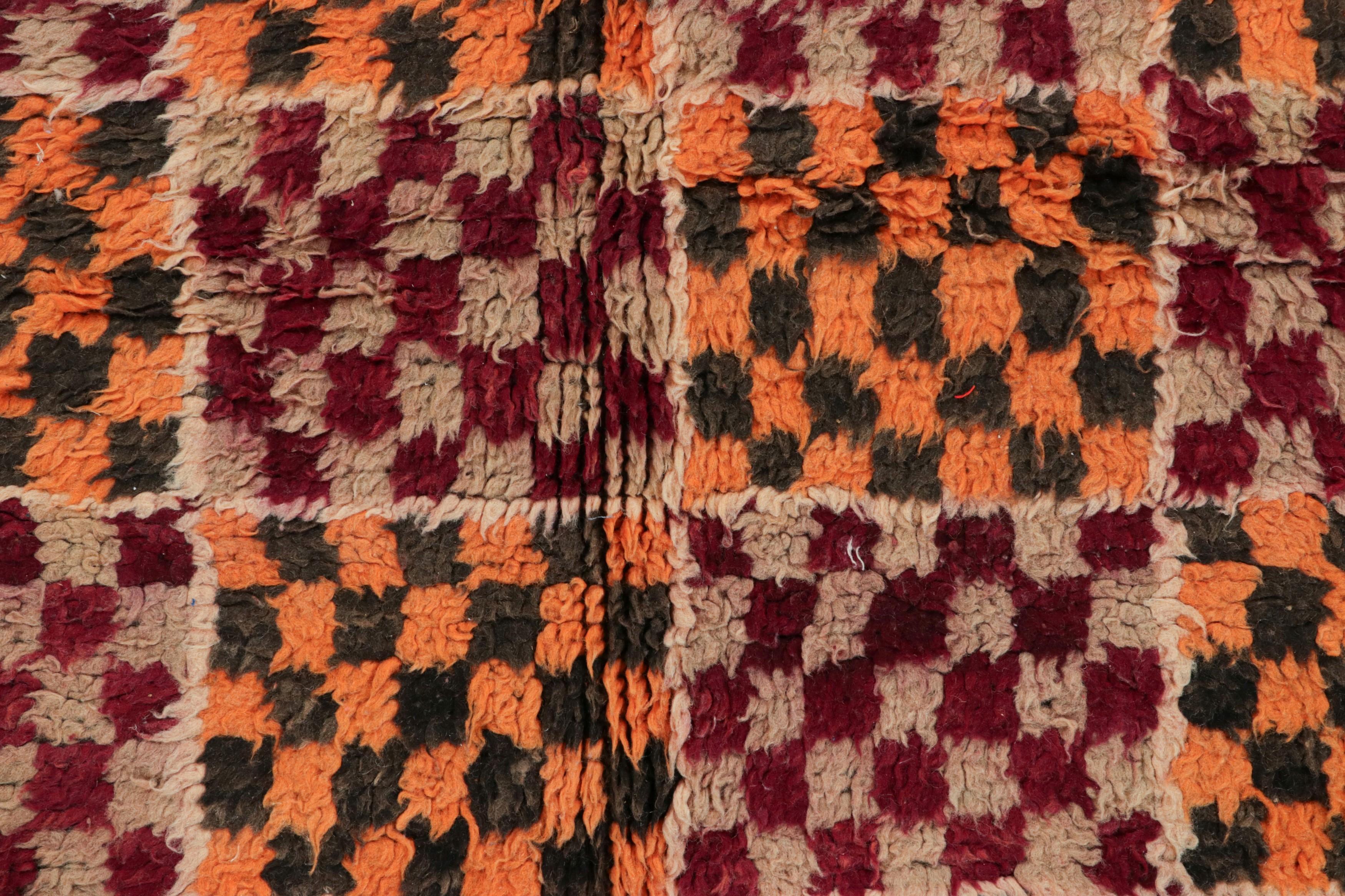 Alfombra marroquí vintage con motivos geométricos naranjas, rojos y grises - Rug & Kilim Marroquí en venta