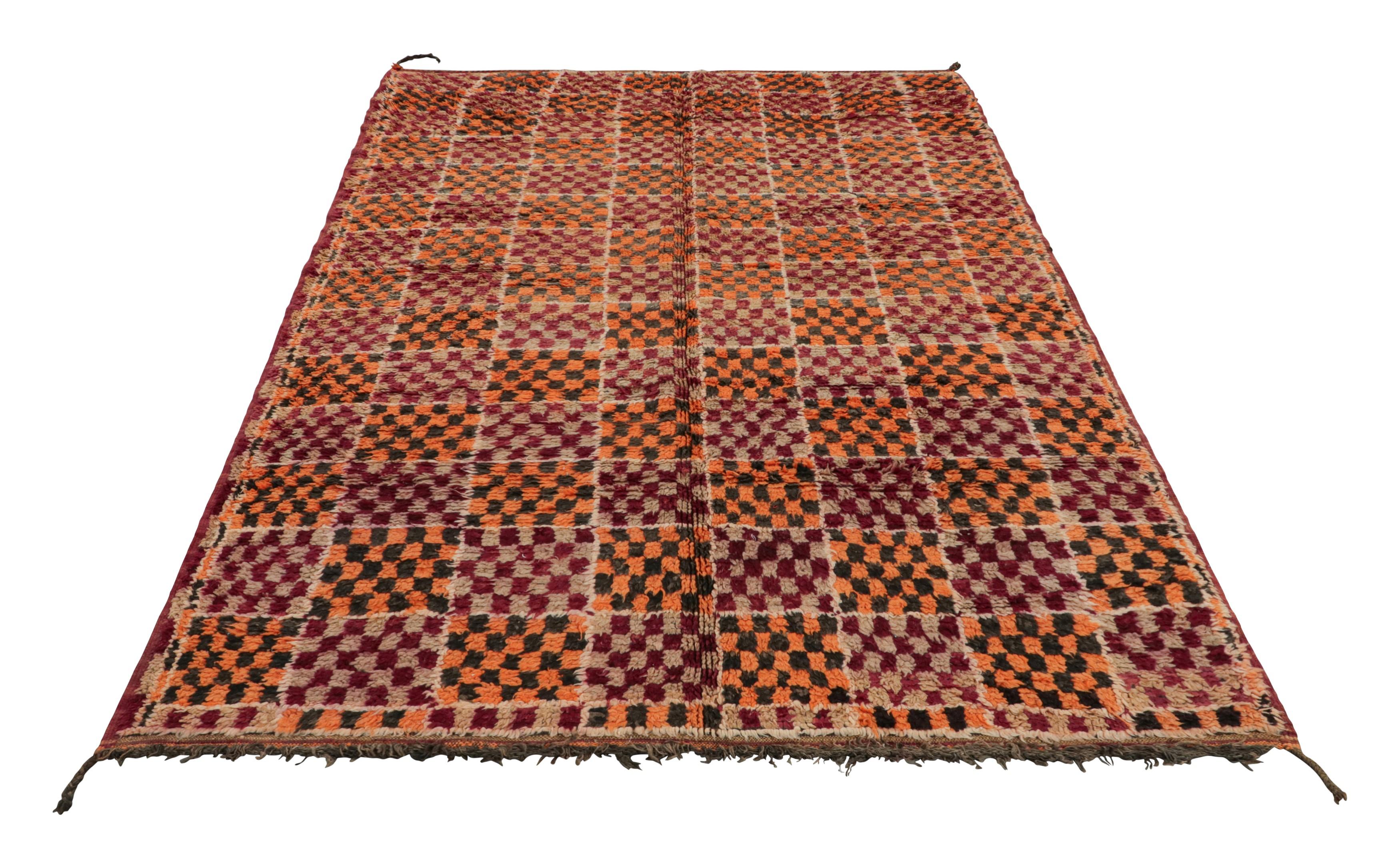 Alfombra marroquí vintage con motivos geométricos naranjas, rojos y grises - Rug & Kilim en Bueno estado para la venta en Long Island City, NY